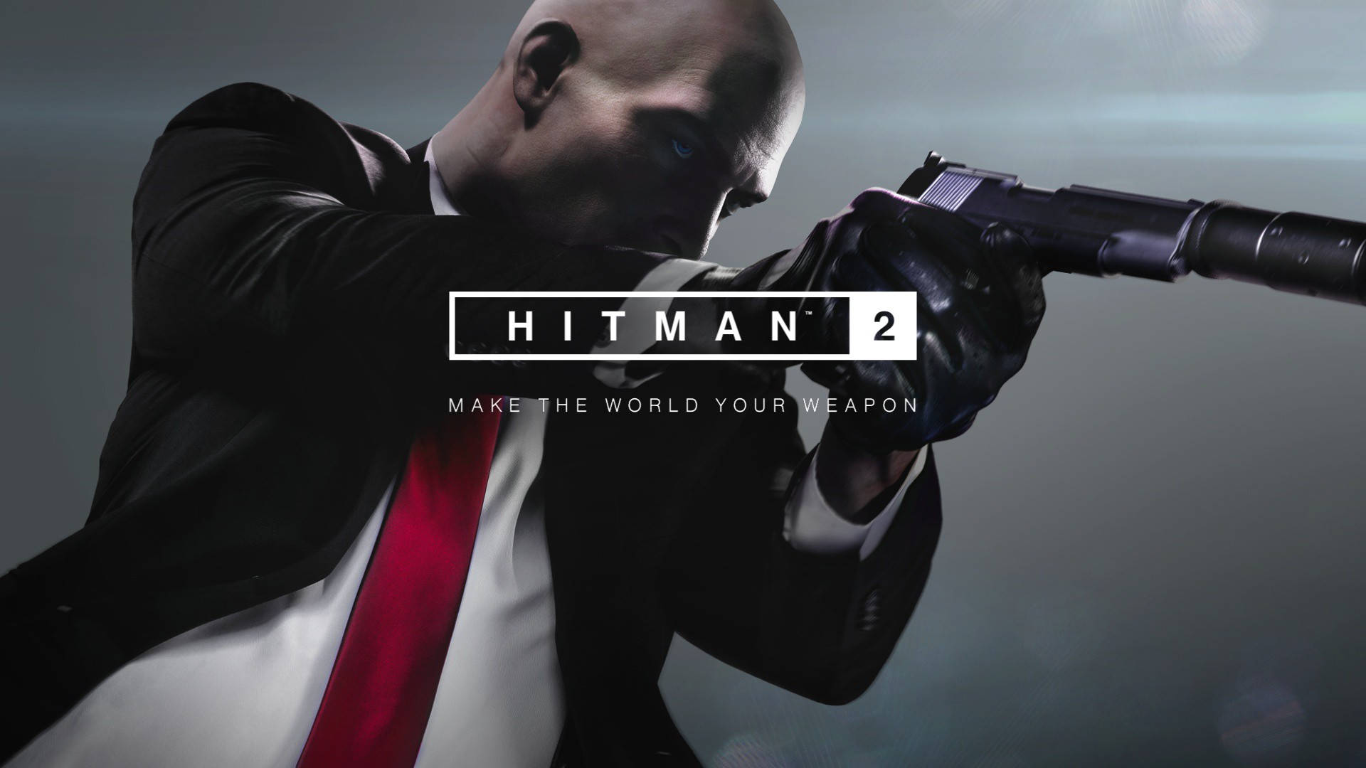 特工47動態出擊 —《Hitman》iPhone版 壁紙 — 一個光頭刺客穿著黑色西裝和紅色領帶，在煙霧灰色背景前專注地瞄準一把消音手槍。