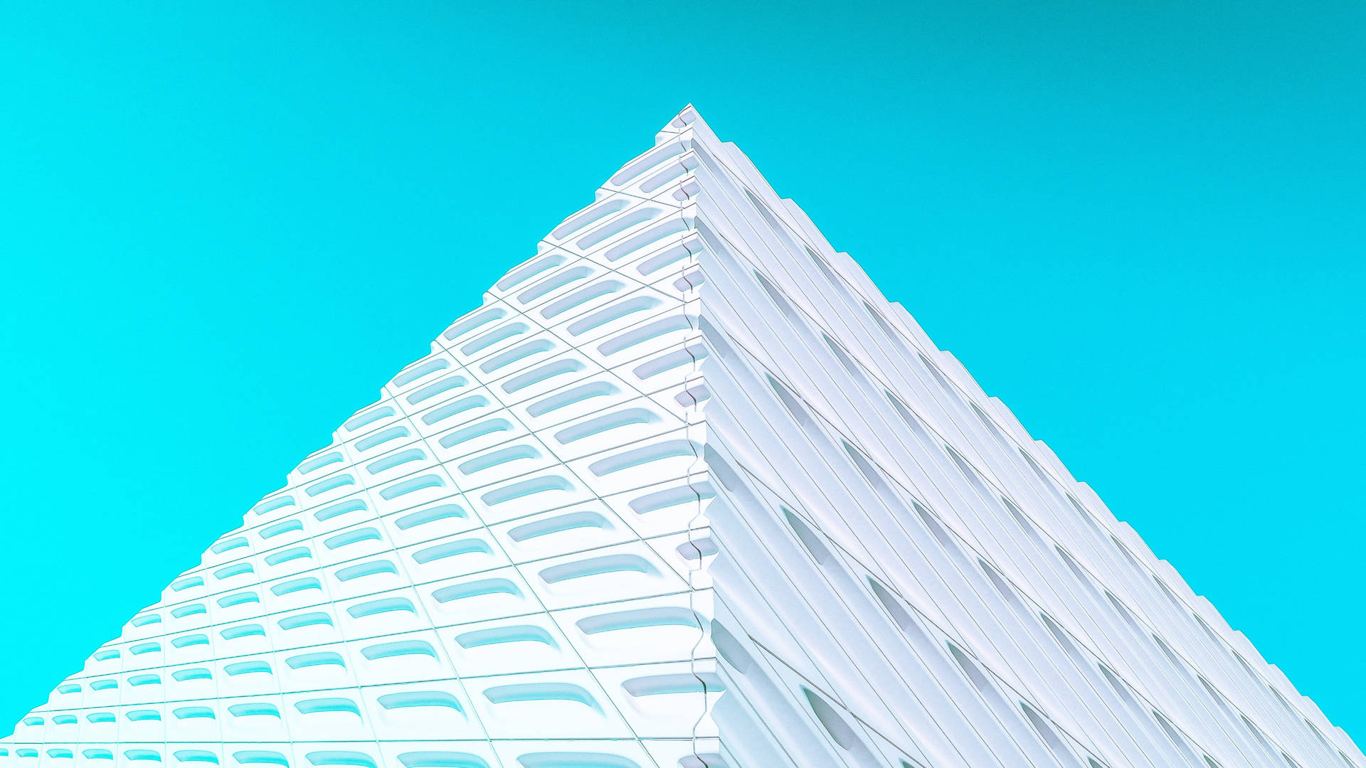 白色幾何金字塔建築物襯著青色天空
