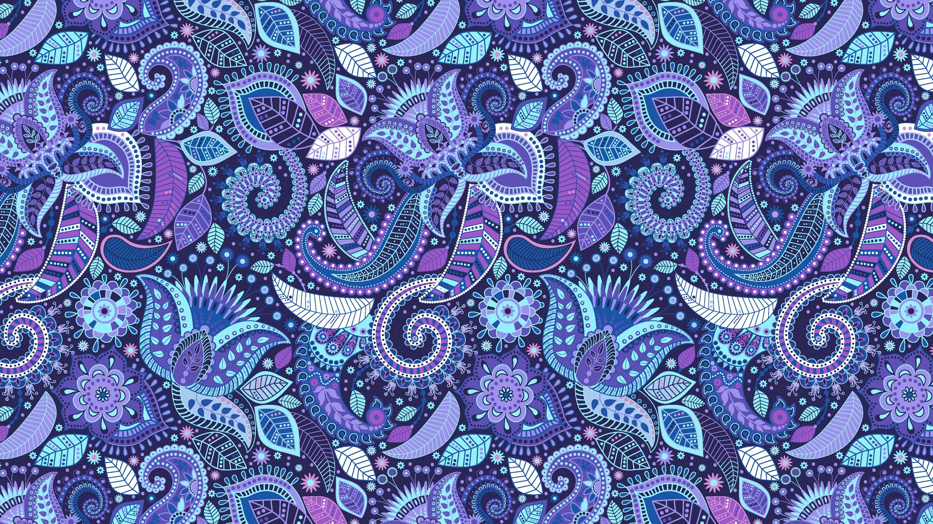 紫色佩斯利 4K 涂鴉 壁紙 — 在深色背景上，充滿活力的紫色和藍色佩斯利圖案，帶有複雜的漩渦和花卉圖案。
