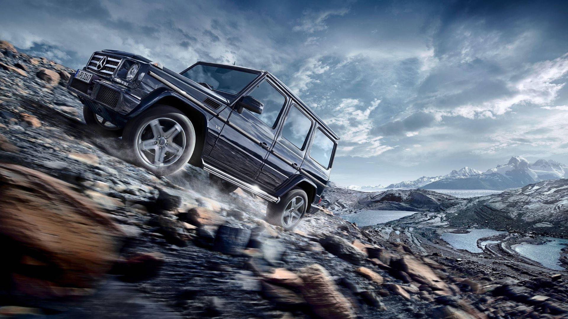 4K 超高清窗景：越野車泥濘路駛 壁紙 — 一輛黑色 Mercedes G-Class SUV 在戲劇性的多雲天空下征服陡峭的岩石山坡，遠方有積雪的山峰。