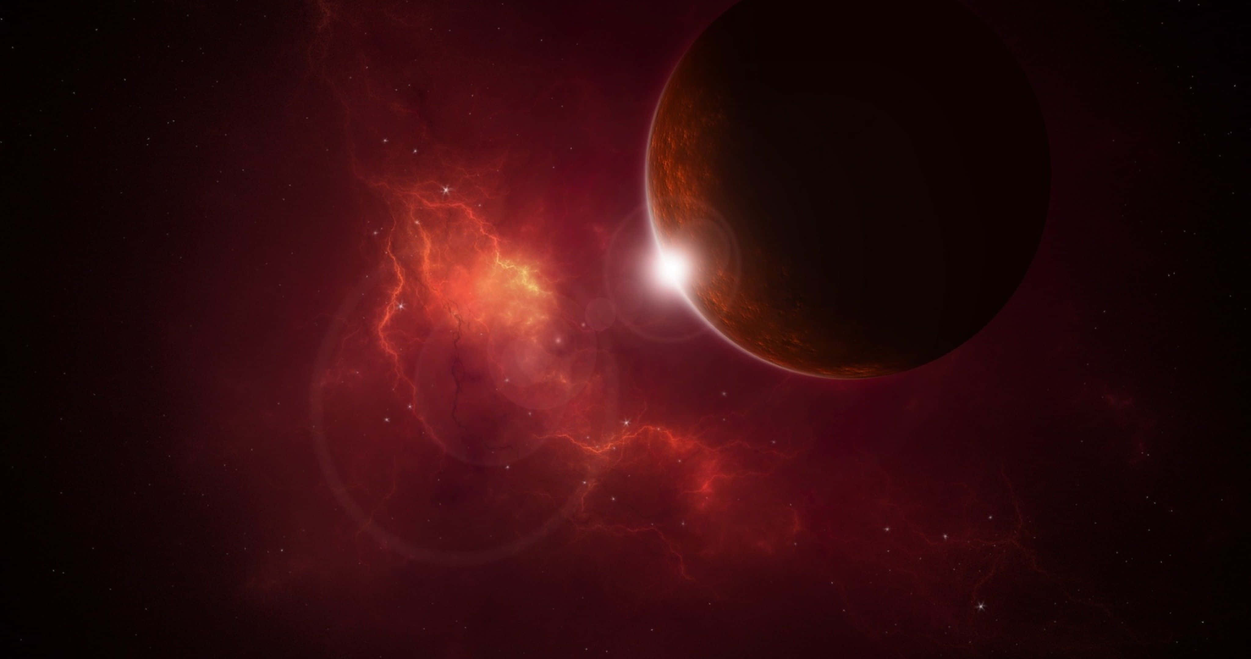 體驗超凡的4K紅色外太空奇景 壁紙 — 一團發光的紅色星雲圍繞著一顆黑暗行星旋轉，背後有一顆明亮的恆星在深空中閃耀。