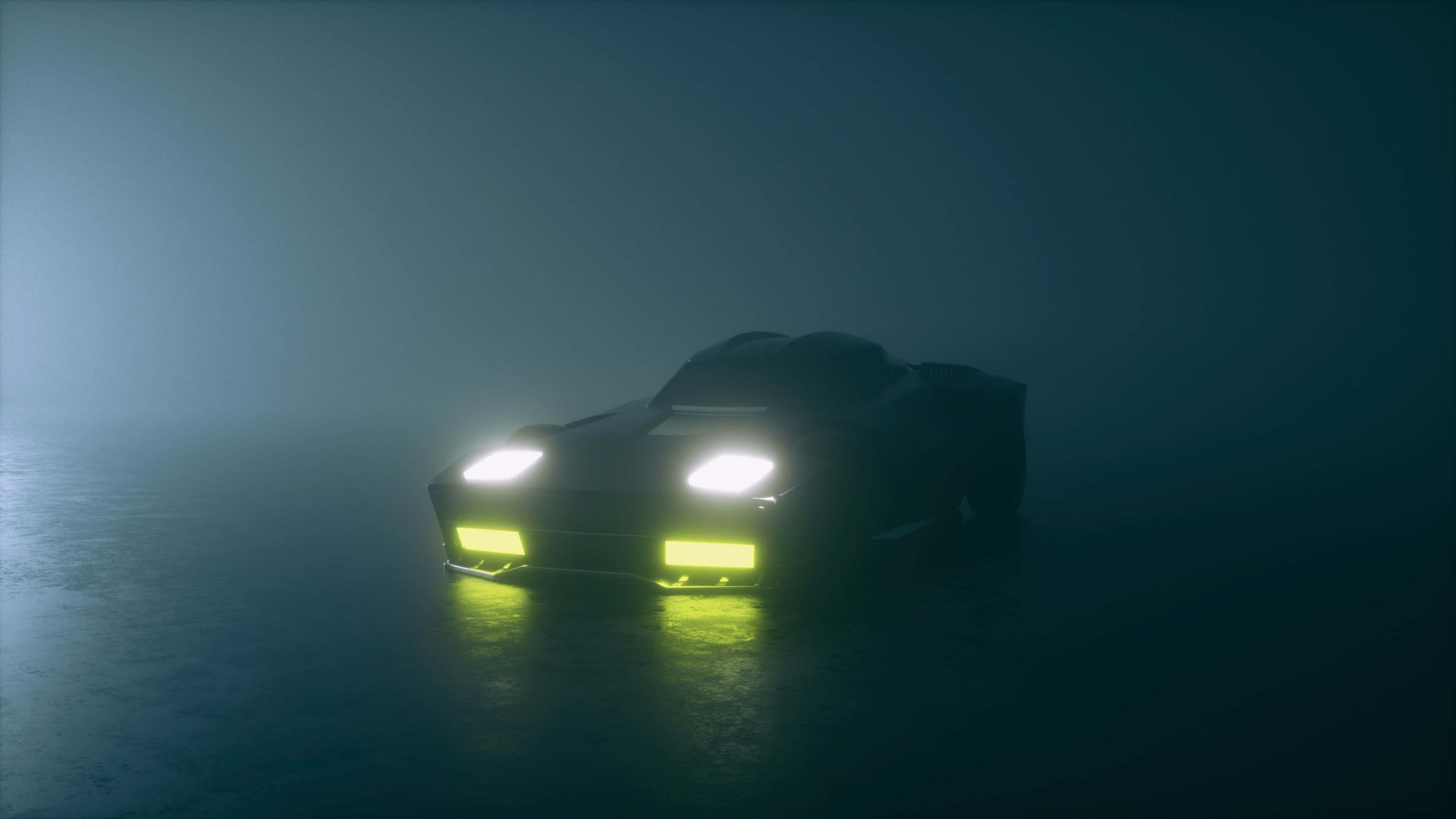 霧中亮燈的火箭聯賽賽車 4K 壁紙 — 一輛時尚的未來主義汽車，帶有發光的黃色車頭燈，在黑暗潮濕的道路上穿過濃霧。