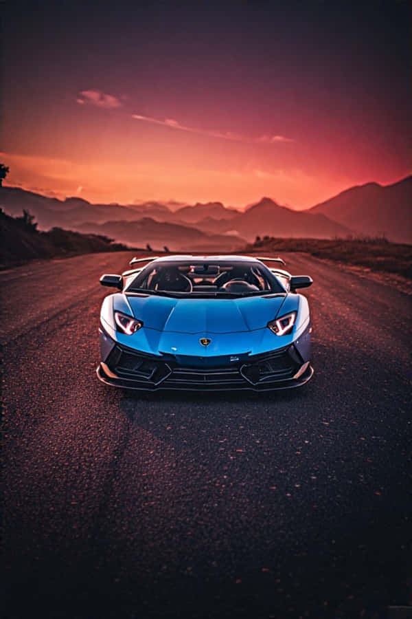 震撼蘭博基尼跑車 4K 壁紙 — 一輛充滿活力的藍色林寶堅尼 Aventador SVJ Roadster 在日落時分面向蜿蜒的山路，天空呈現火熱的橙色和紫色。