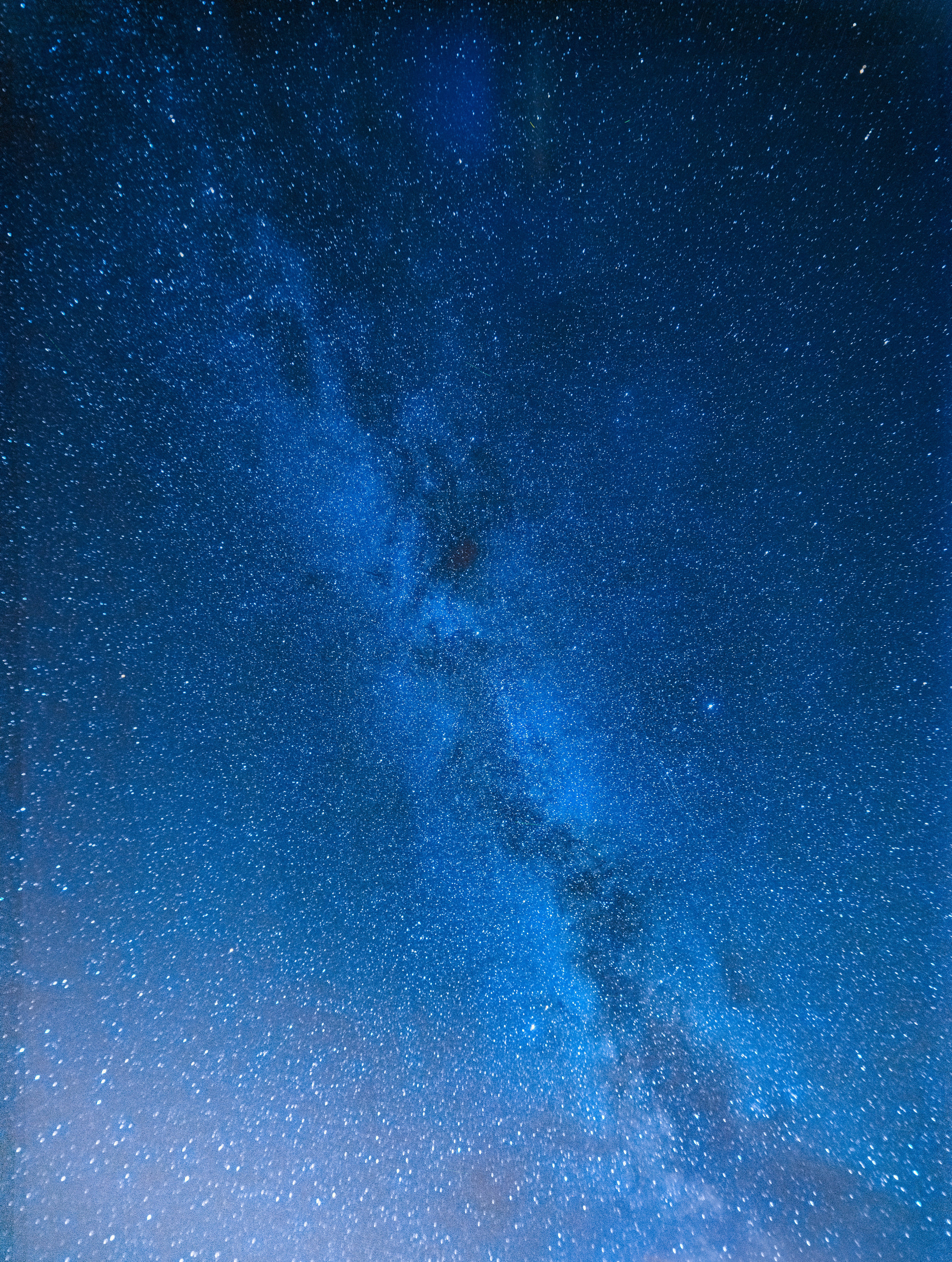 藍色星空太空4K手機壁紙 壁紙 — 令人嘆為觀止的銀河系景觀，在繁星點點的夜空中閃耀著深藍色光芒。