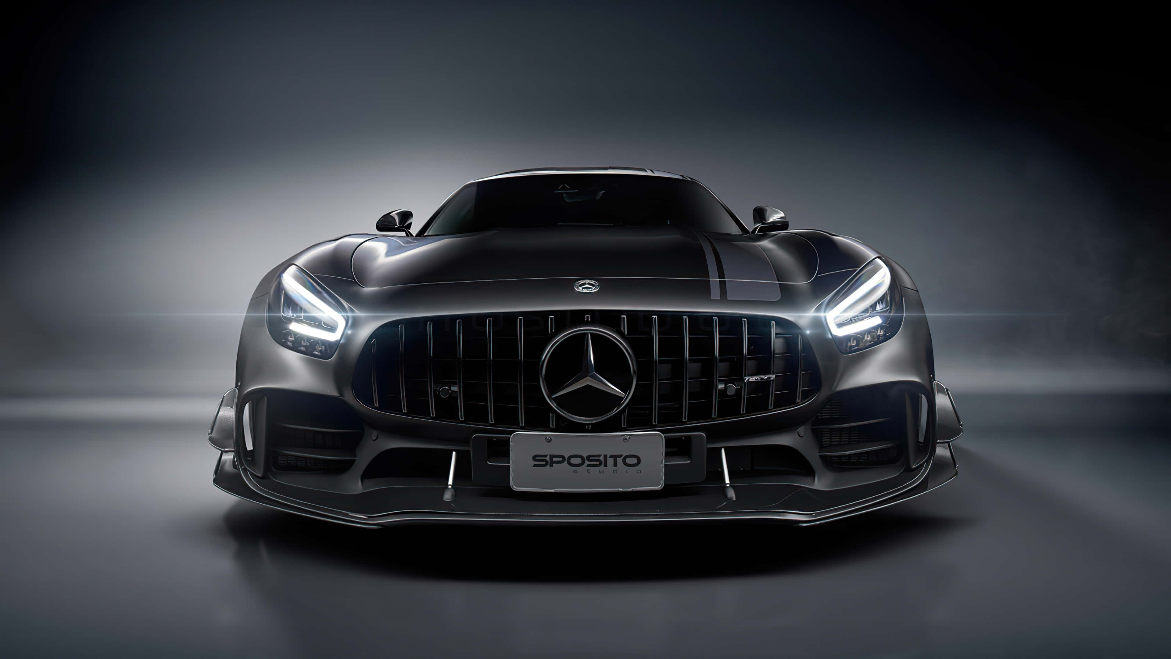 體驗這款現代梅賽德斯跑車的豪華4K！ 壁紙 — 一輛時尚的黑色 Mercedes-AMG GT S 跑車，配備發光頭燈，在黑暗的攝影棚環境中直視前方。