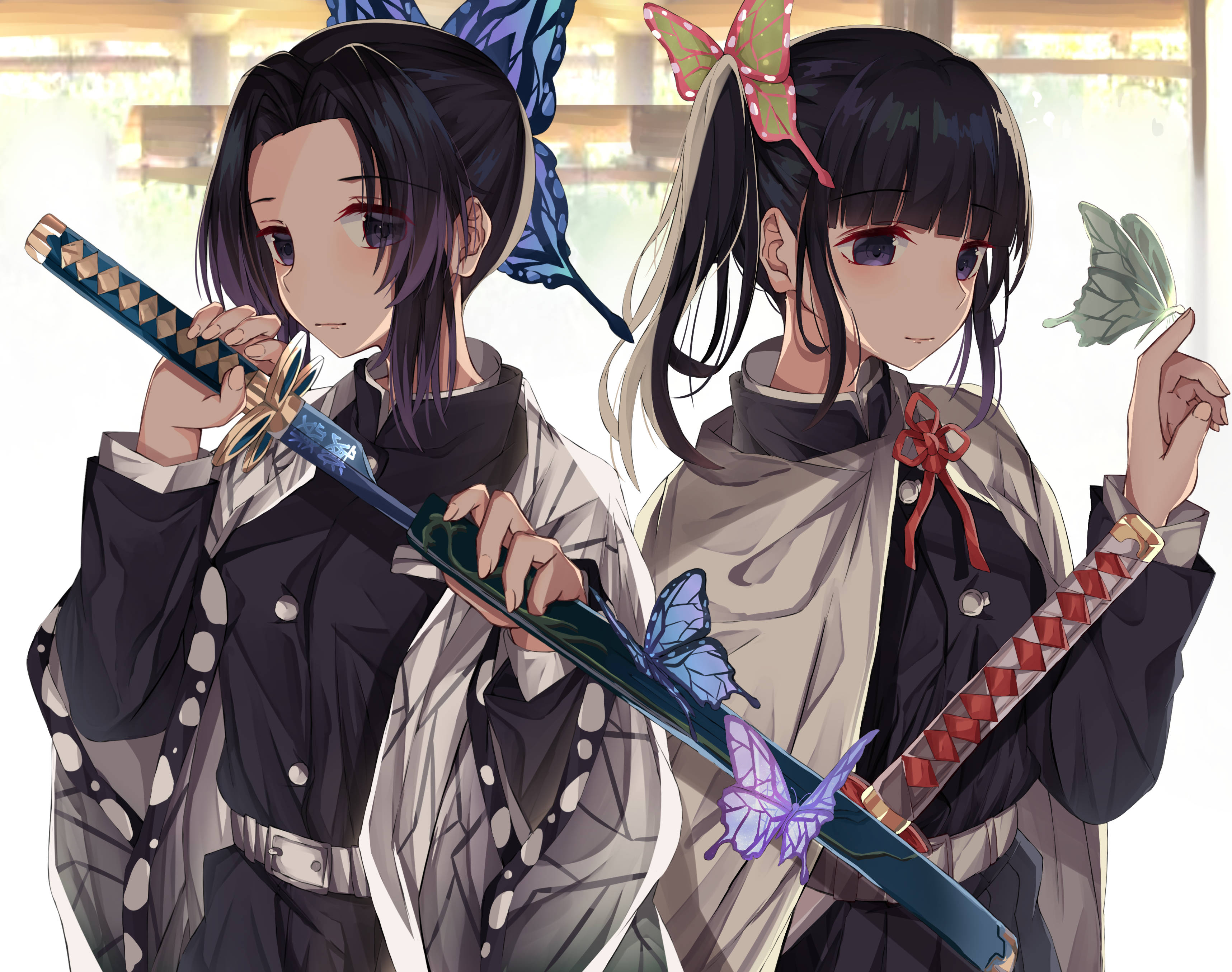 鬼滅之刃 4K 昆蟲柱·蝶舞陣 壁紙 — 兩位穿著和服風格服裝的動漫女孩手持劍，蝴蝶在她們周圍飛舞，在明亮的室內環境中。