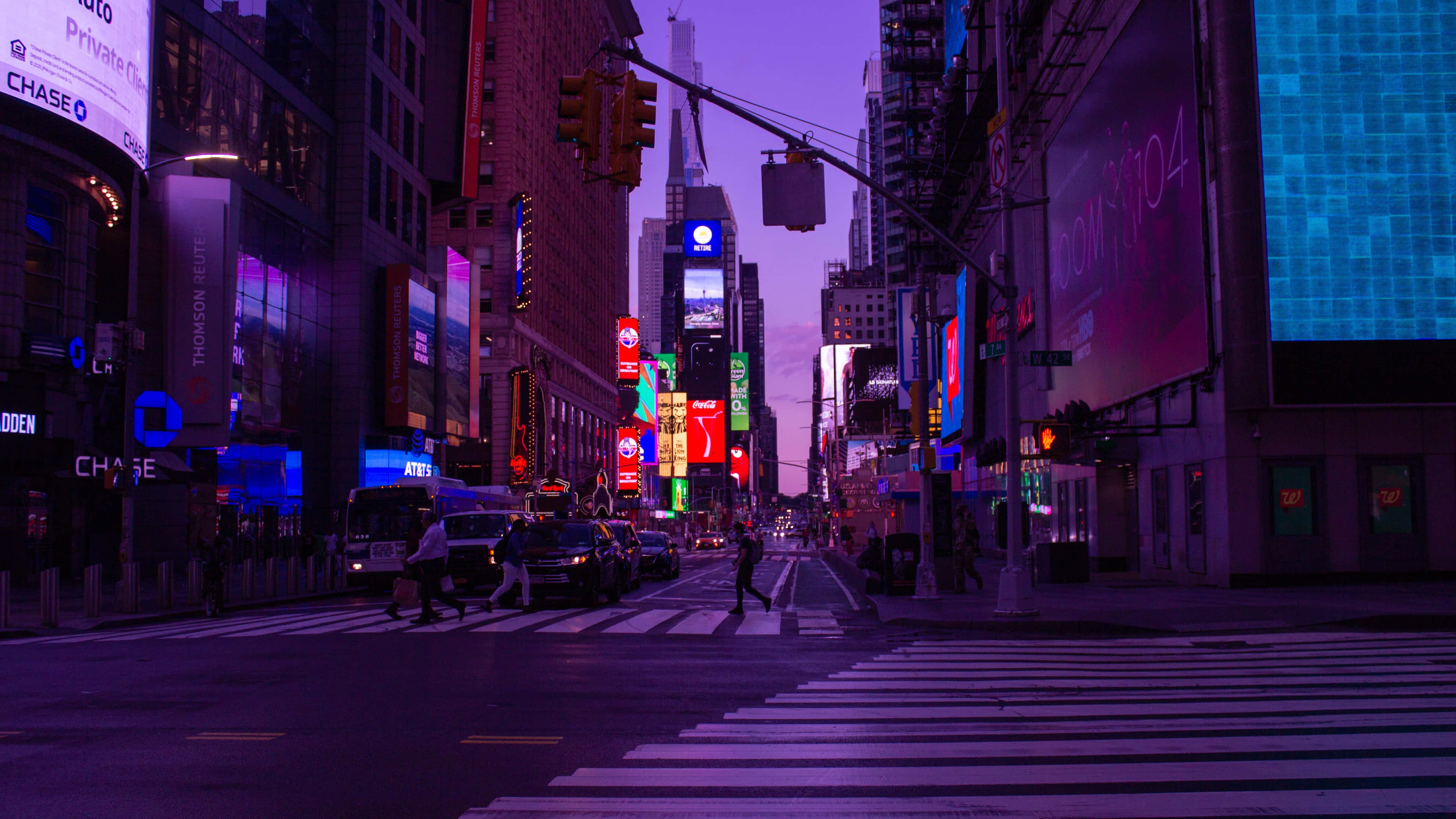 4K 紐約市時報廣場夜景 壁紙 — 一條充滿活力的城市街道，在暮色中沐浴在高聳廣告牌和發光標誌的紫色霓虹燈光下。