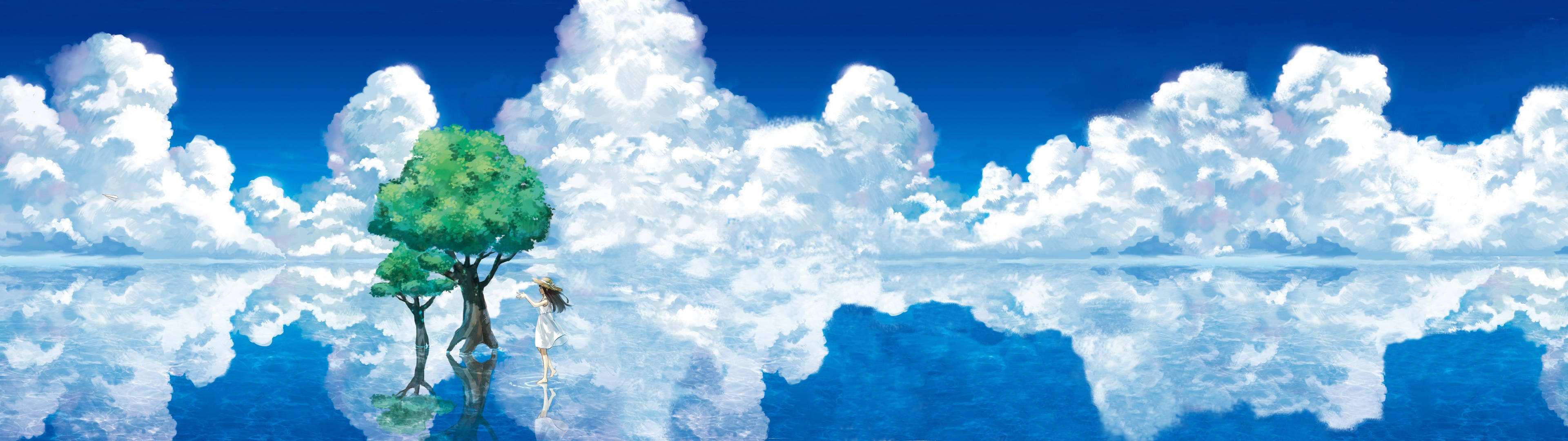 4K動漫倒影風景 壁紙 — 一個孤獨的身影走在一棵綠樹旁邊，樹影倒映在平靜的藍色水面上，天空佈滿蓬鬆的白雲。