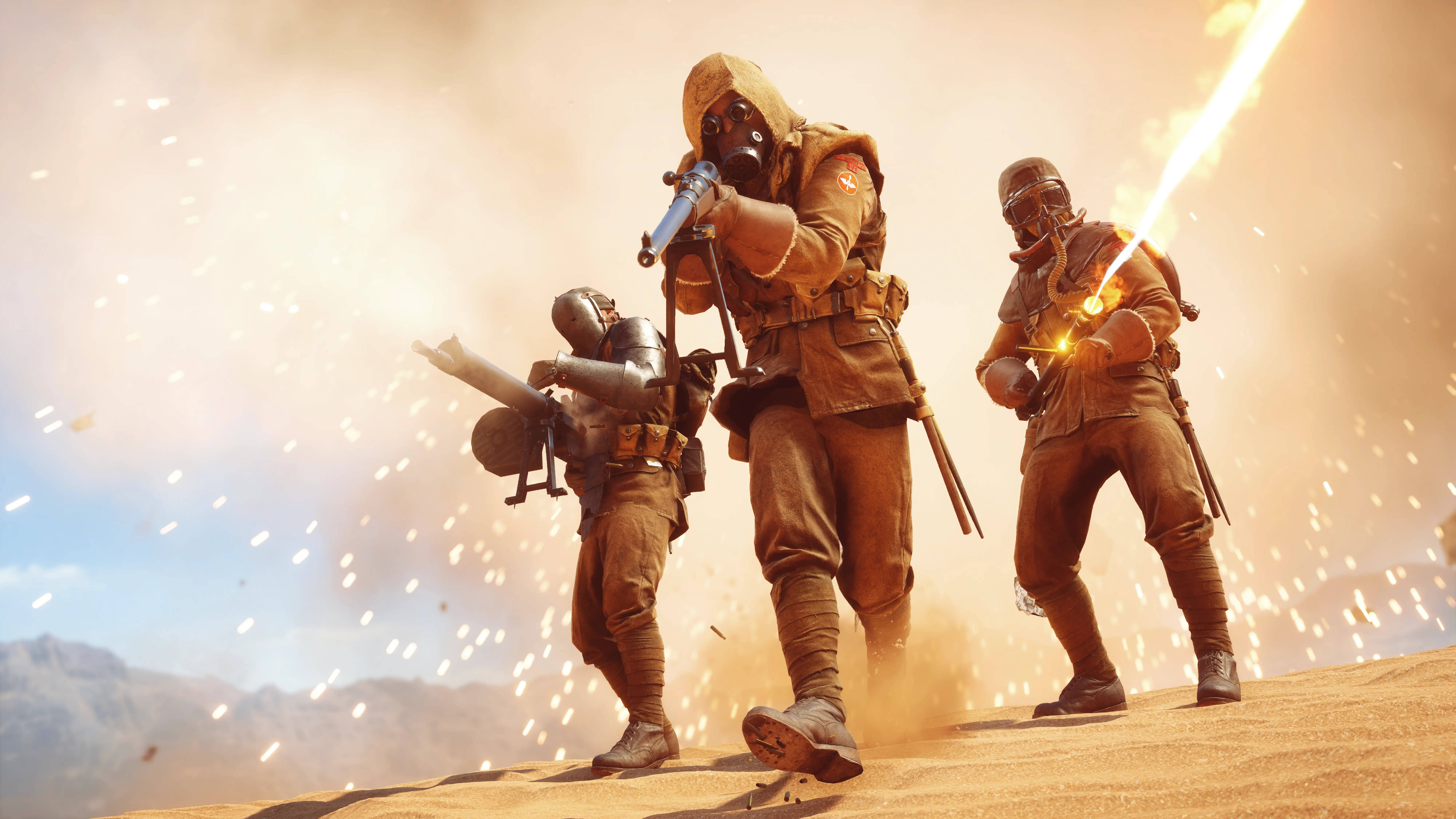 4K BF1 英國士兵 壁紙 — 三名身穿沙漠裝備的士兵在沙脊上開火，火花四濺，塵土飛揚，天空朦朧。