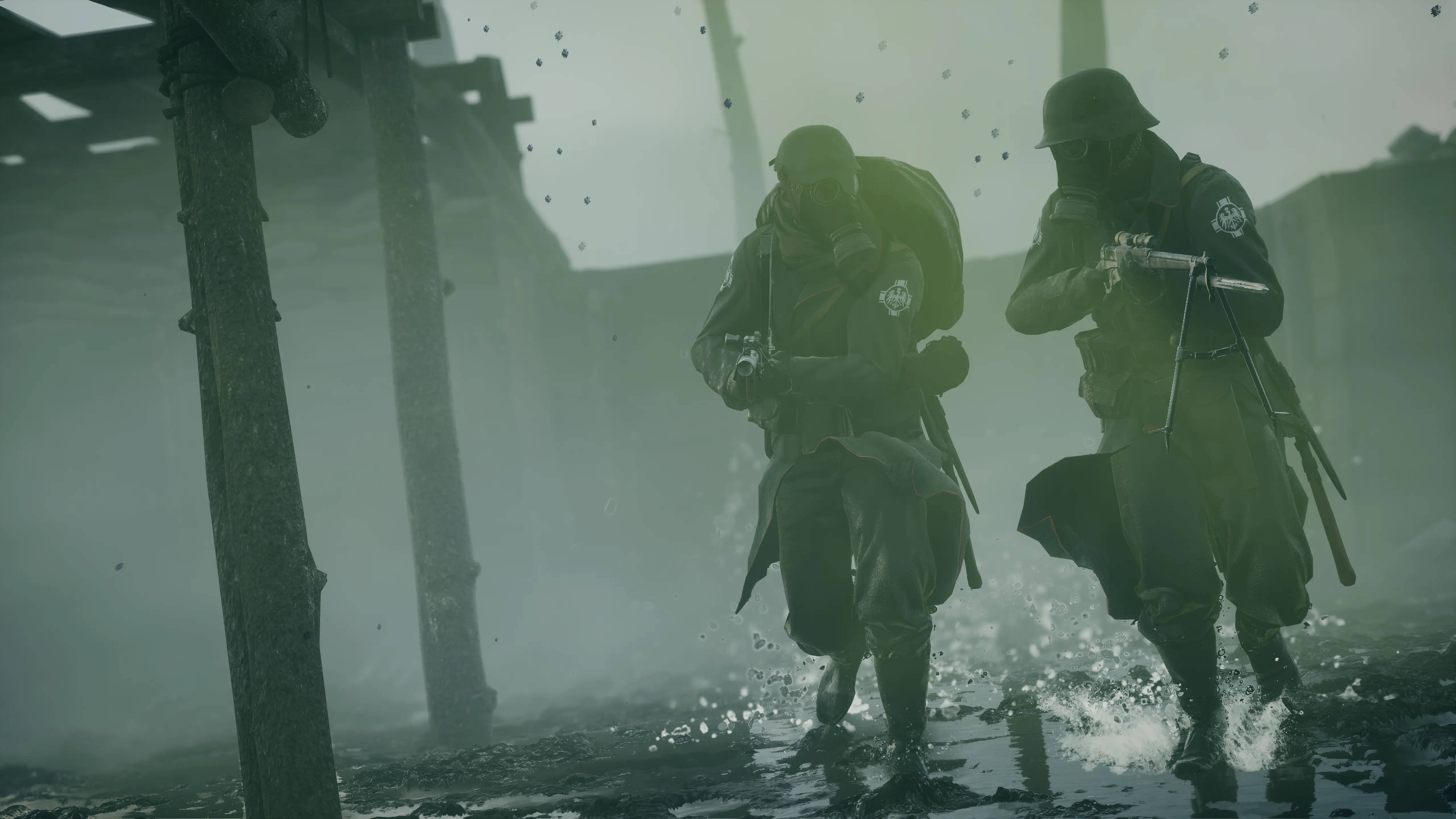 4K BF1 德軍清剿鎮區 壁紙 — 兩名身穿二戰裝備的士兵在霧氣瀰漫的廢墟城市景觀中涉水穿過泥濘的水域。