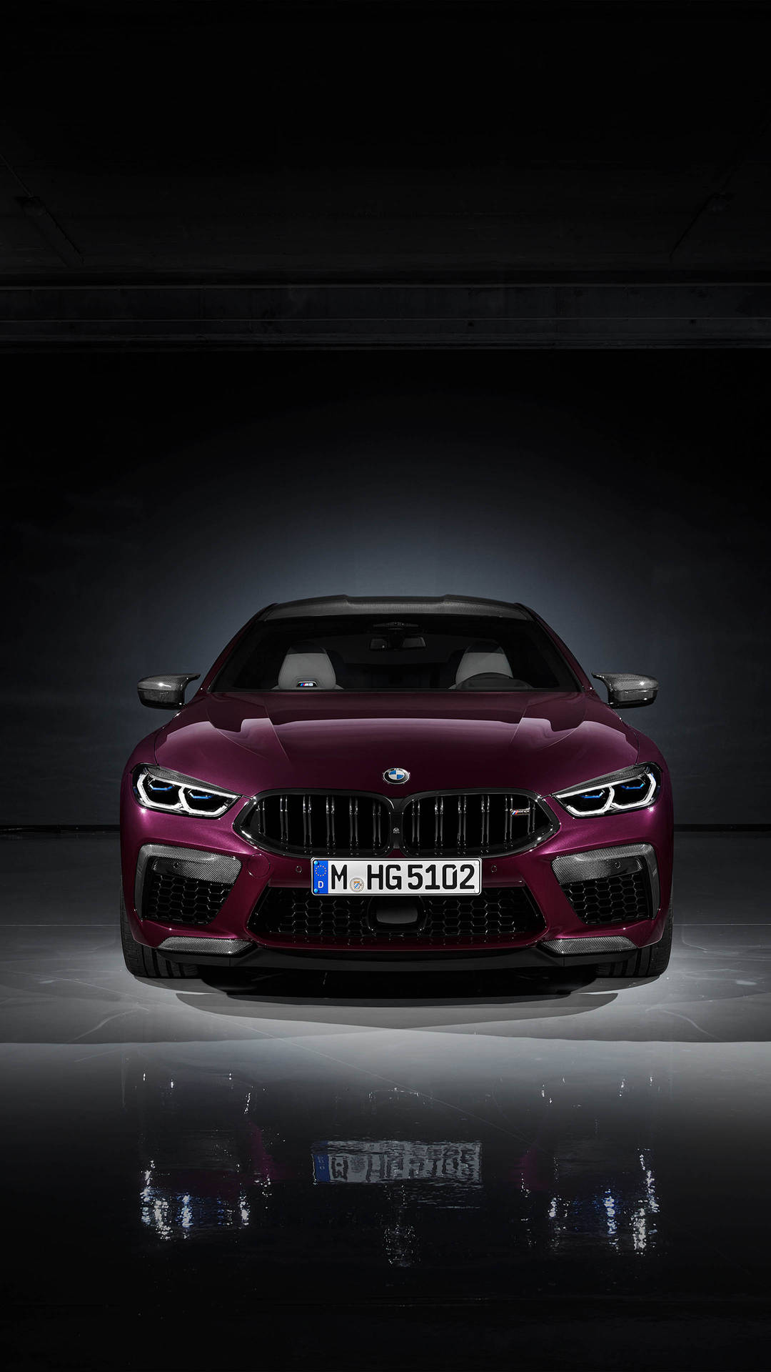 在攝影棚中，栗色BMW M8 Coupe搭配反射地板和戲劇性燈光。 — 4K BMW 壁紙 壁紙