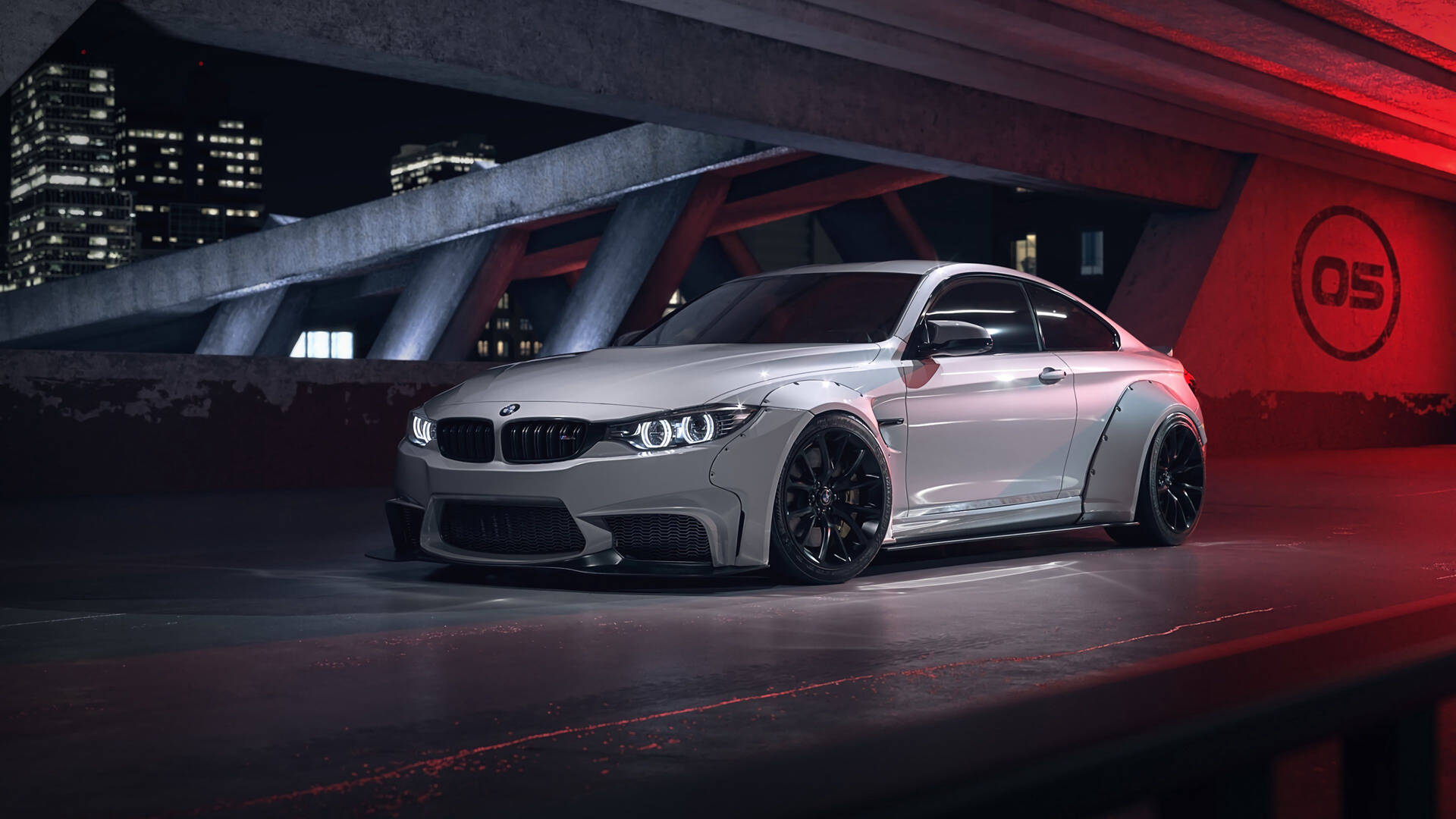 夜間紅色燈光照射的城市天橋下停放的銀色BMW M4雙門轎跑車。 — 4K BMW 壁紙 壁紙