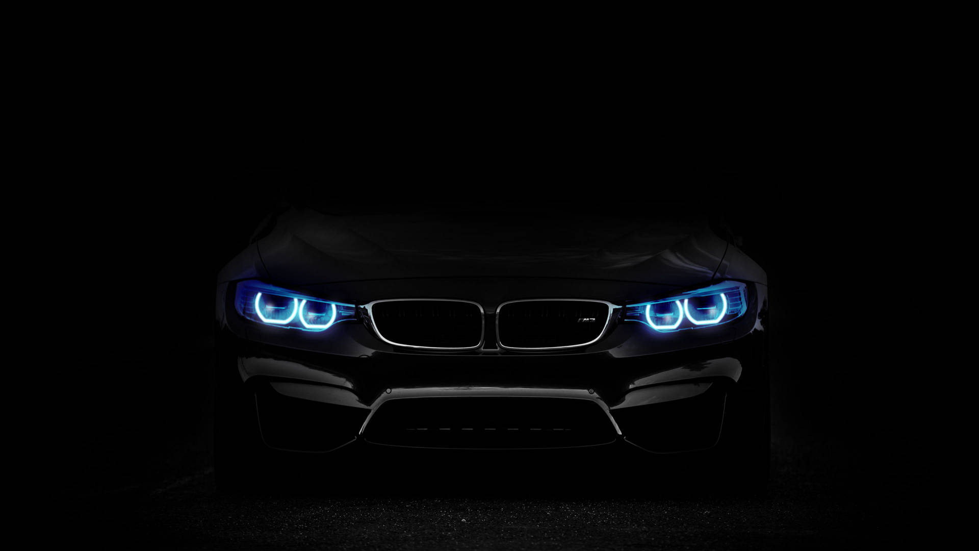 黑暗中帶有藍色發光頭燈的黑色BMW M4。 — 4K BMW 壁紙 壁紙