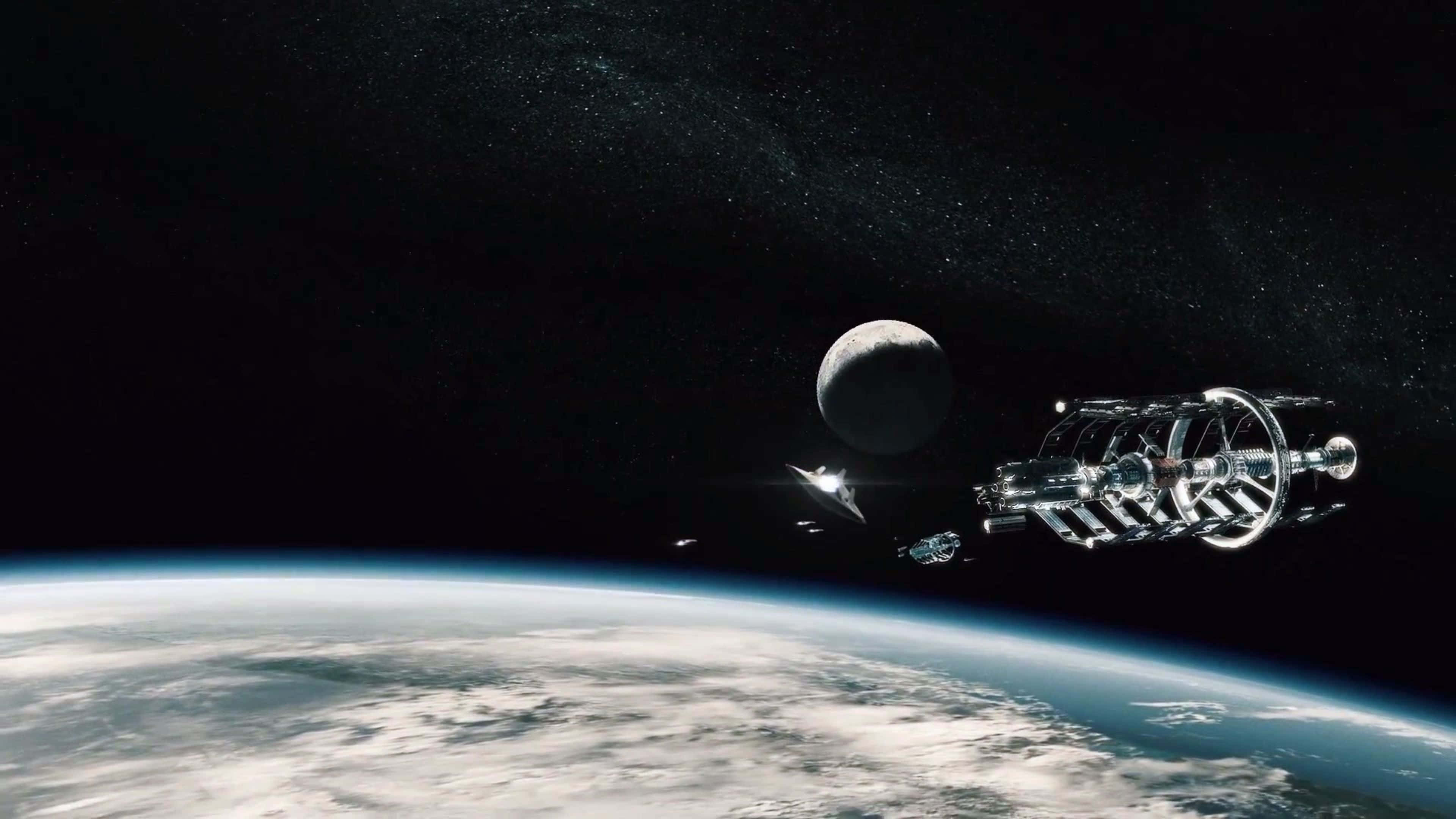 4K Civilization Beyond Earth 背景：太空船 壁紙 — 一個未來風格的太空站環繞地球運行，背景是月球，襯托著繁星點點的虛空。