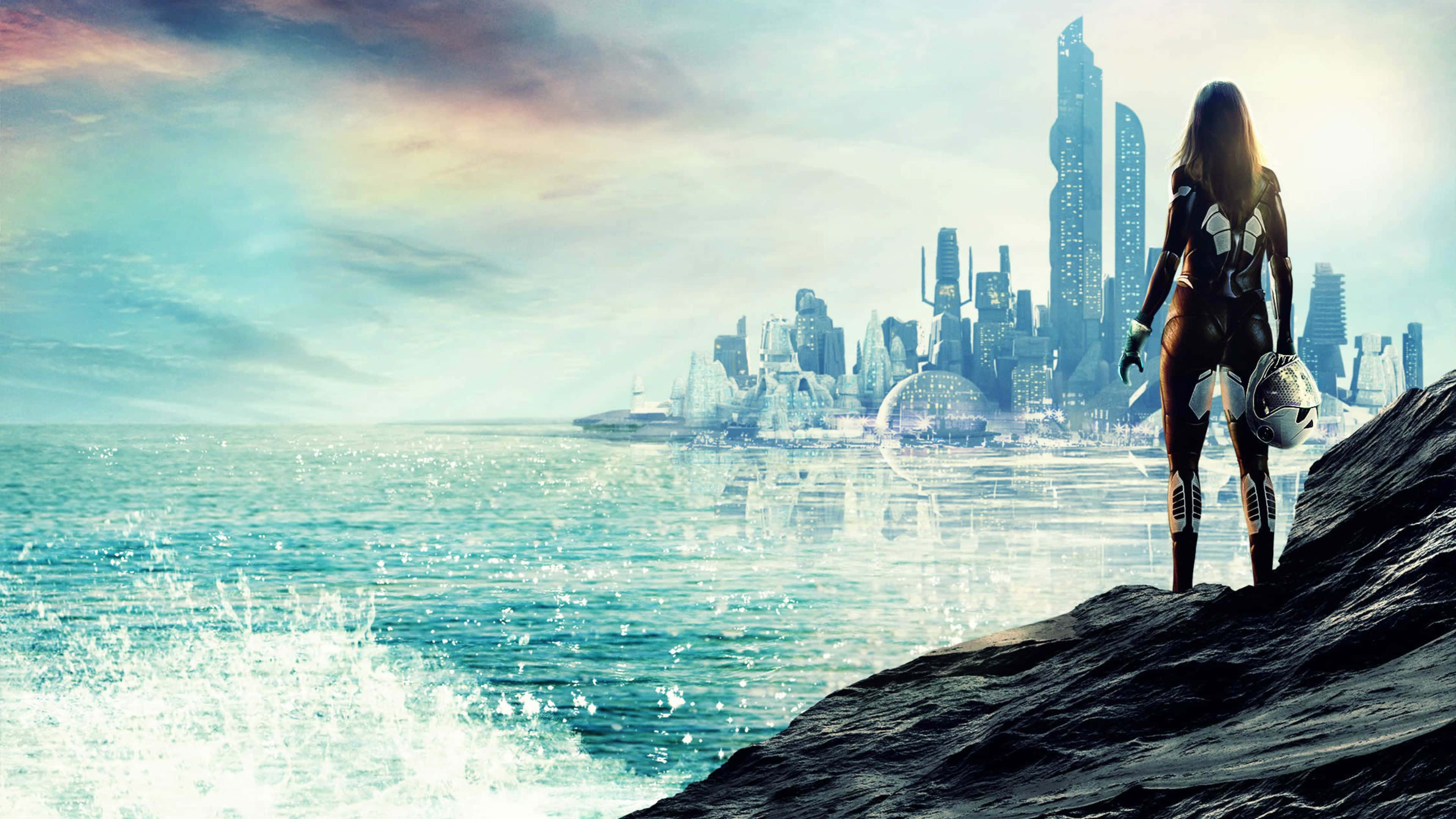 4K Civilization Beyond Earth 背景：海景 壁紙 — 一位孤獨的未來女性穿著時尚套裝，站在岩石海岸上，凝視著閃爍碧綠海洋對岸的廣闊科幻城市。