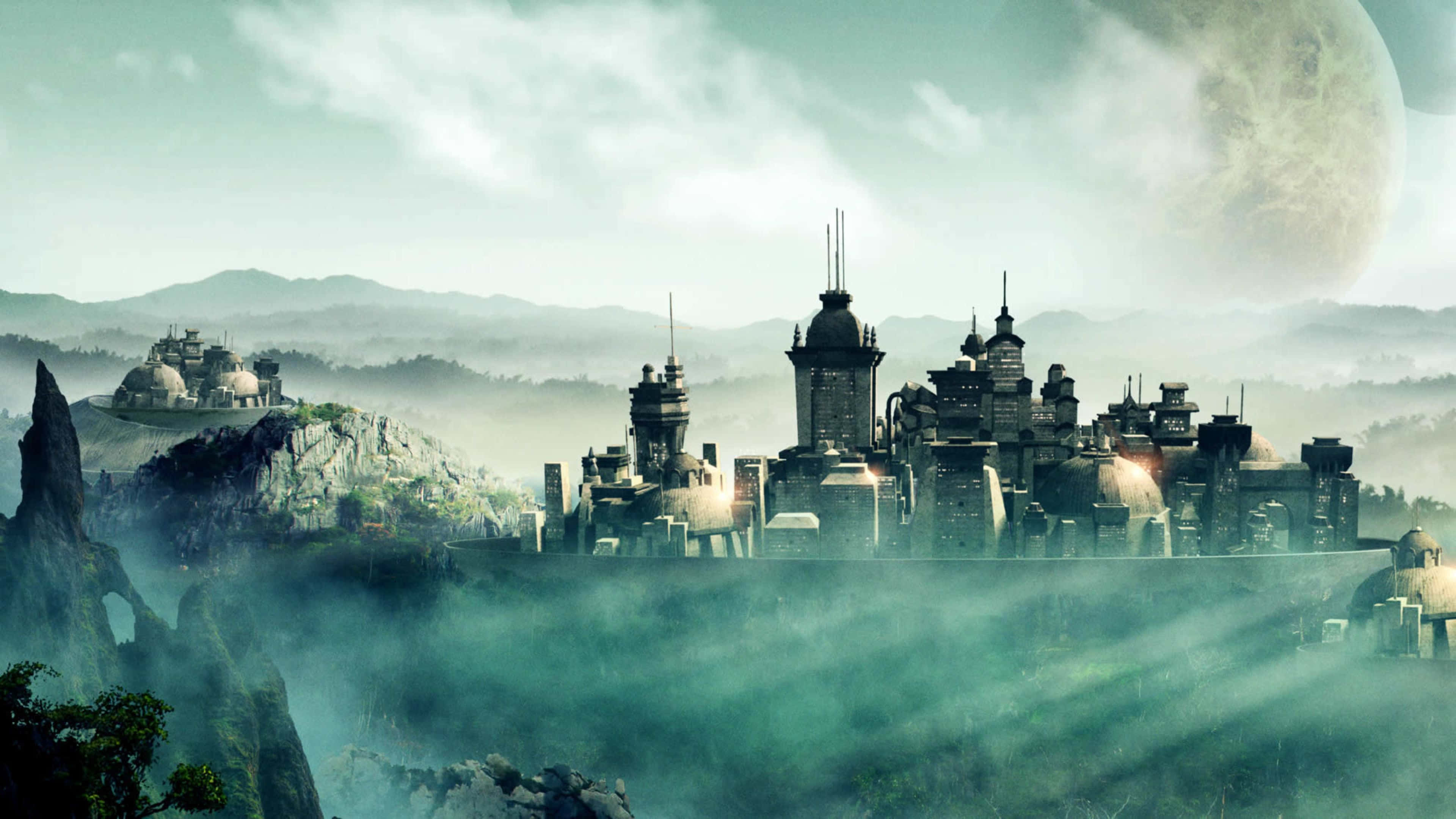 4K Civilization Beyond Earth 背景：霧山 壁紙 — 一座霧氣瀰漫的未來城市坐落在懸崖上，一輪巨大的月亮在青灰色的大氣中若隱若現。