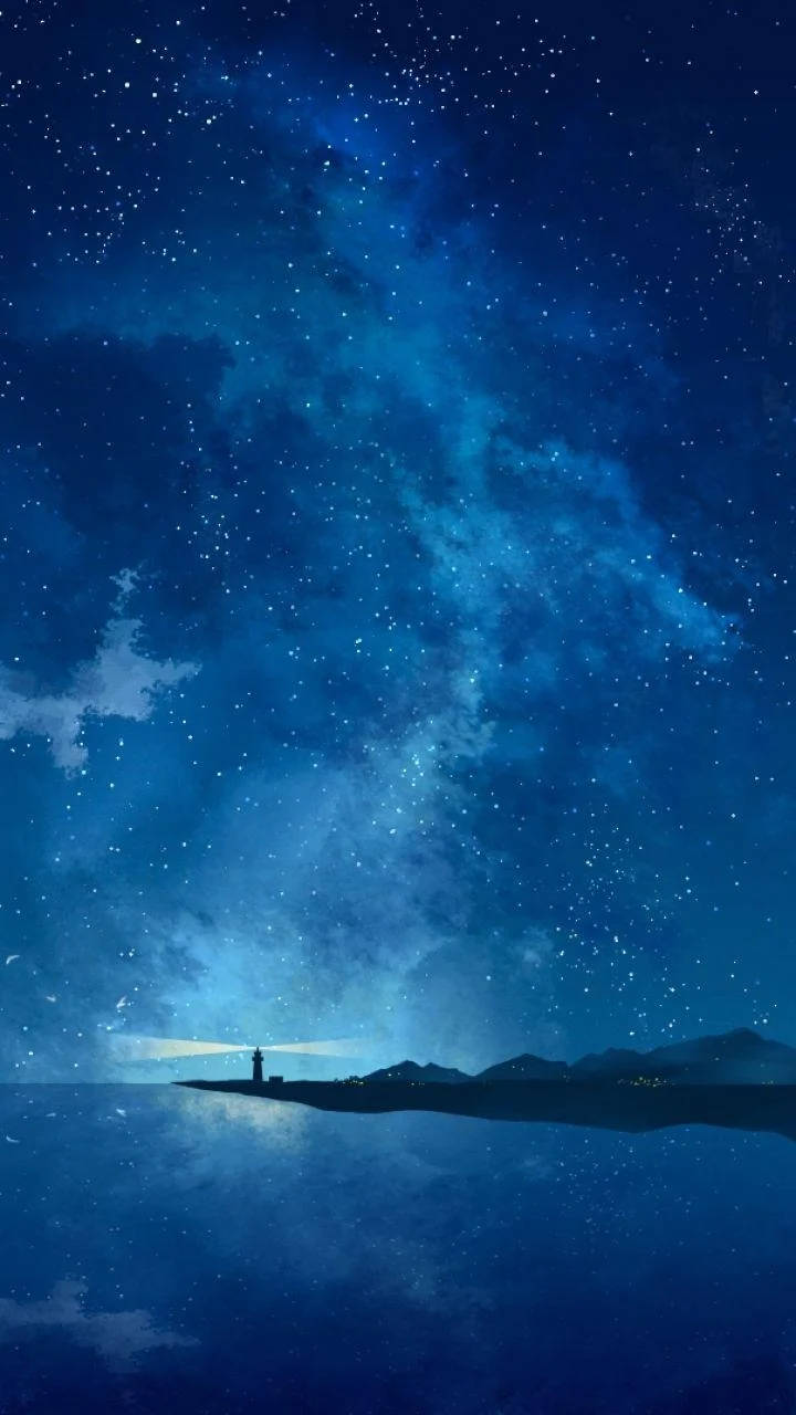 黃昏動漫天空 4K 手機壁紙 壁紙 — 一座孤獨的燈塔在寧靜的海面上，將光芒投射在繁星點點的夜空上。