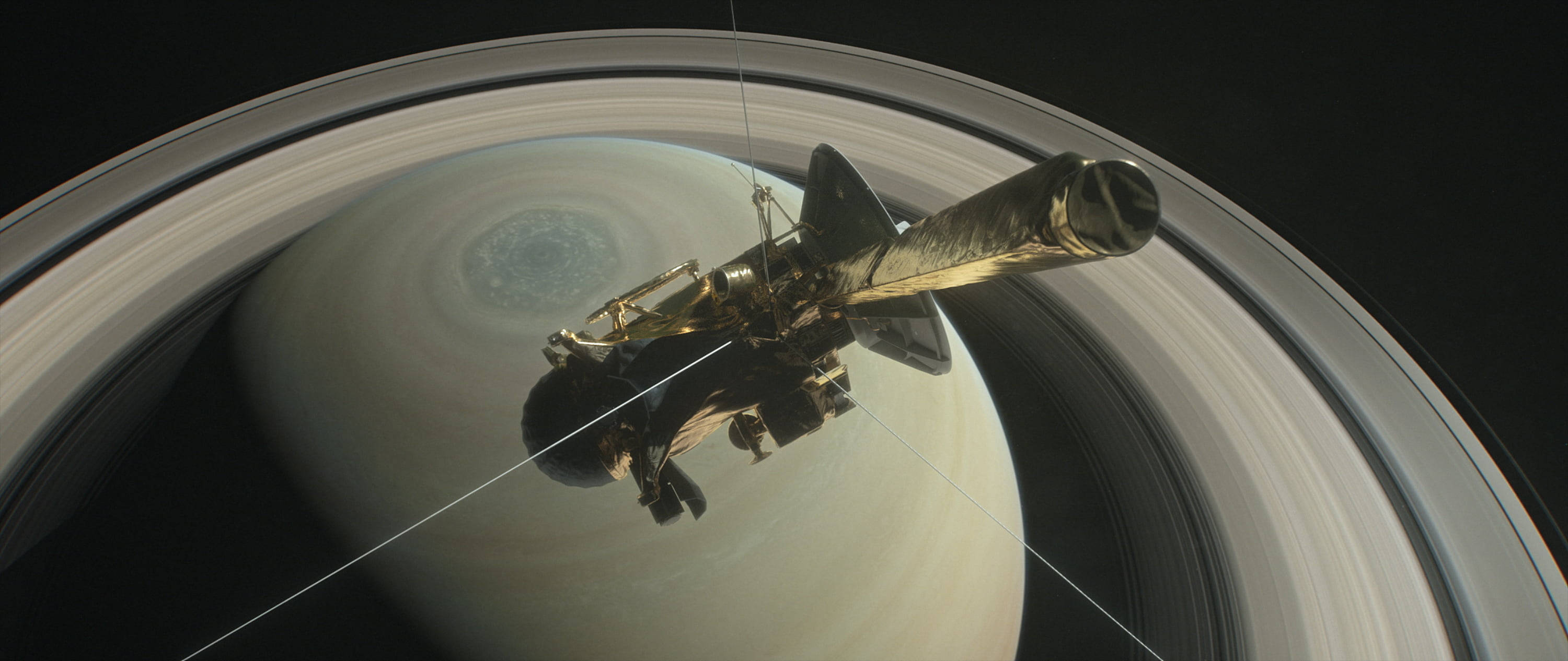 土星衛星 4K 壁紙 — 一艘太空船環繞土星運行，其複雜的金色結構被行星標誌性的光環框住，背景是漆黑的太空虛空。