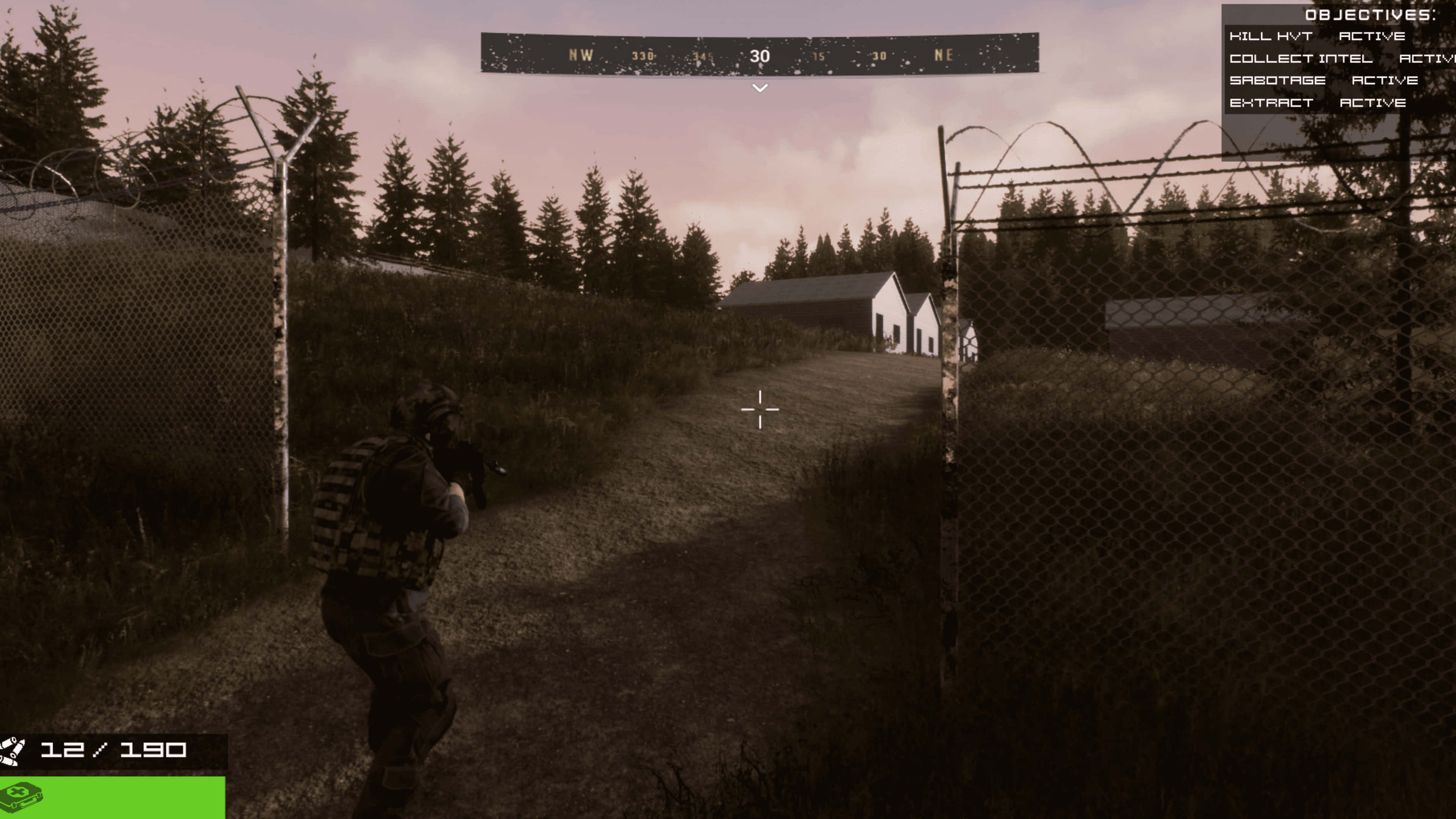 4K DayZ Epoch Mod 背景：沉浸式生存遊戲世界 壁紙 — 一名身穿戰術裝備的士兵，穿過有圍欄的戶外區域，向著遠處一座白色建築物前進，天空昏暗。