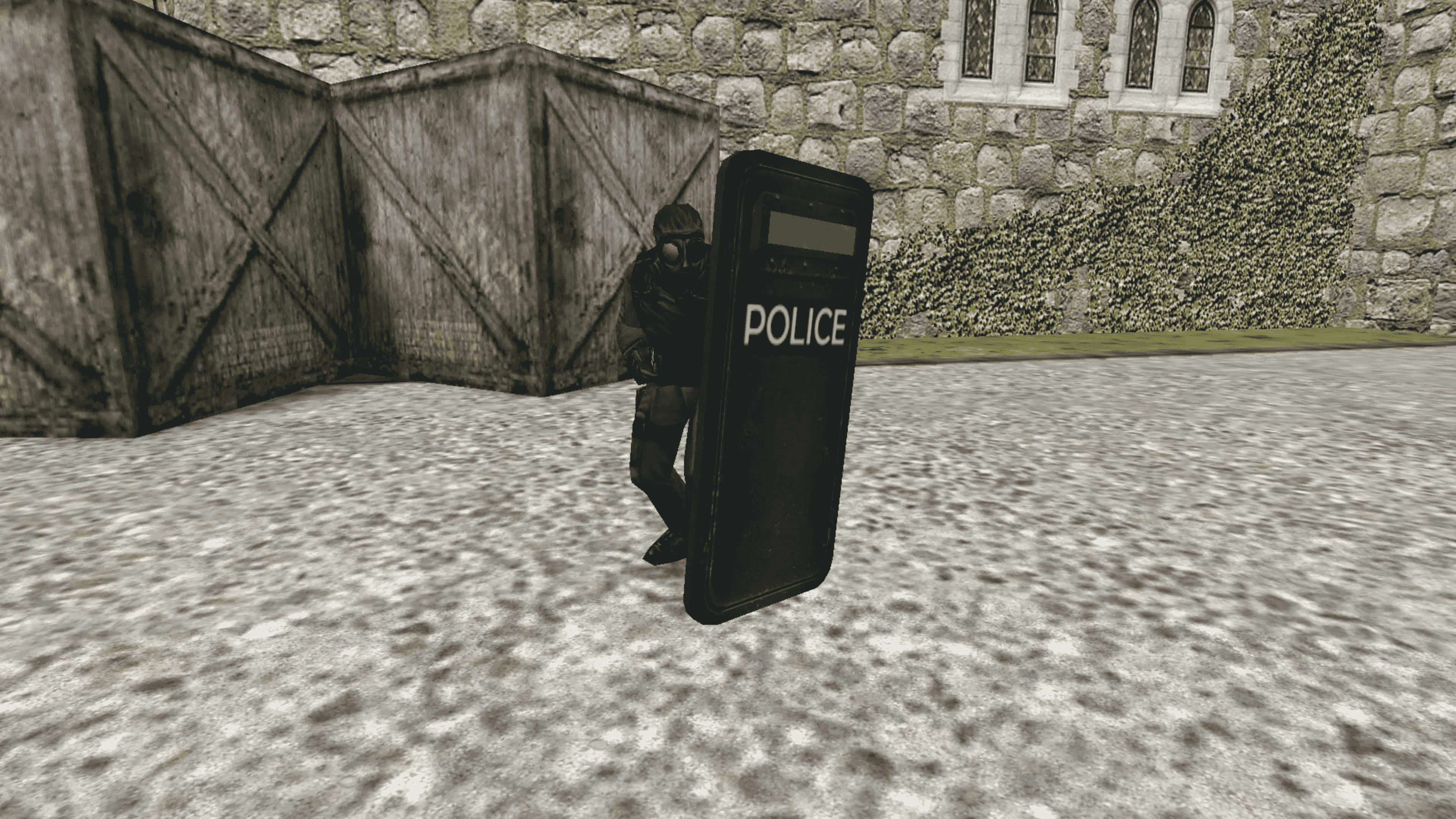 4K DayZ Epoch Mod 背景：角色藏身於警用盾牌後 壁紙 — 一名身穿戰術裝備的警察手持一個印有警察字樣的大型黑色盾牌，站在一棟設有木製路障的石建築前。