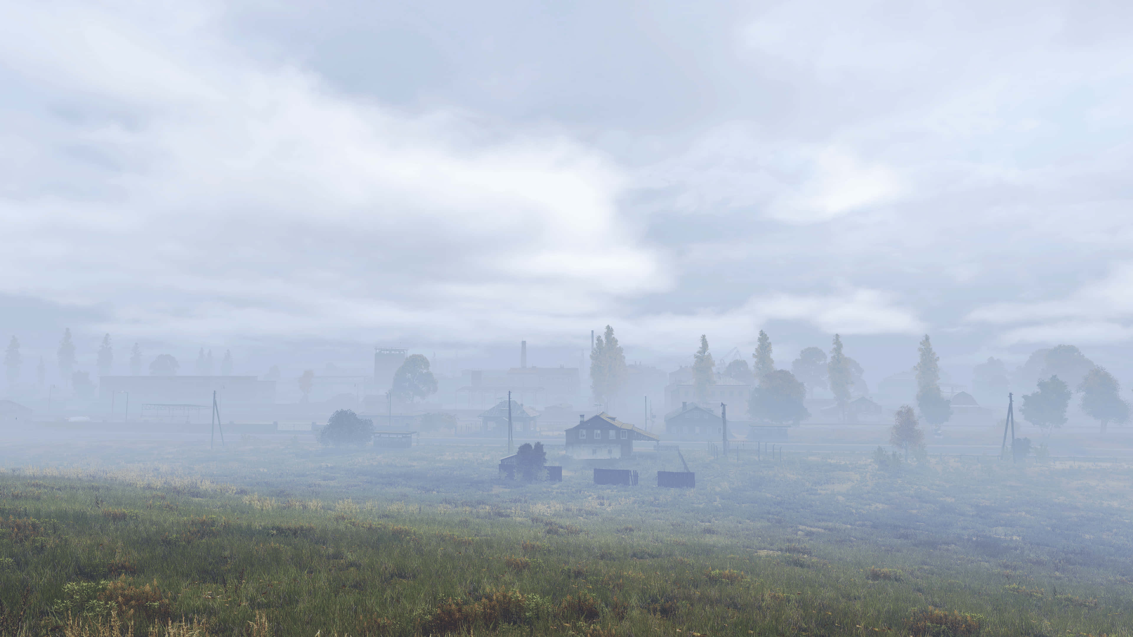 4K DayZ Epoch Mod 背景：霧氣瀰漫的田野 壁紙 — 一片霧氣瀰漫的鄉村景色，散落的房屋和樹木逐漸消失在朦朧的灰色天空中。