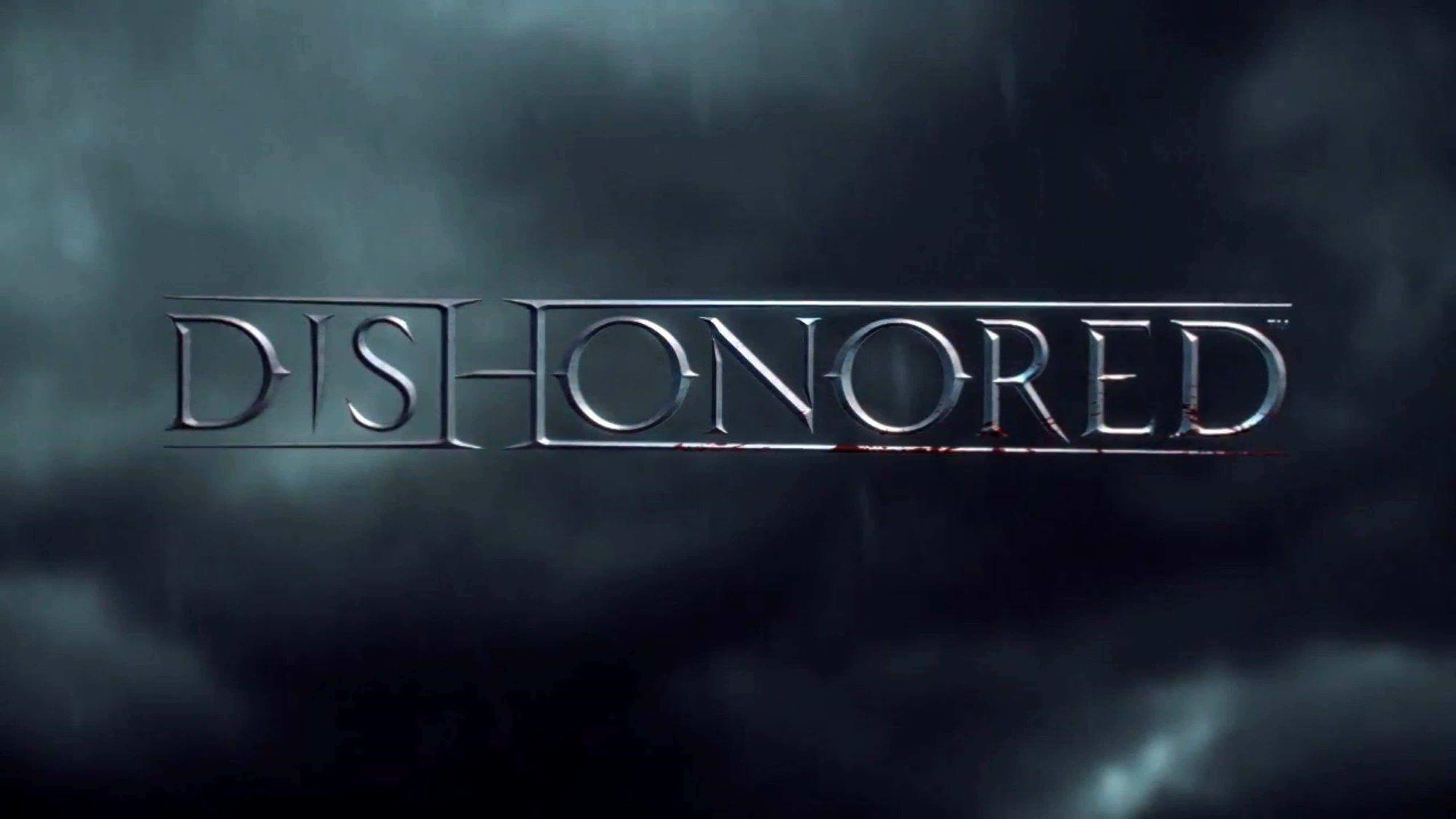 4K《Dishonored》海報 壁紙 — 「DISHONORED」一詞以金屬質感的字母發光，背景是黑暗的暴風雨天空，底部有雨水和血滴落下。