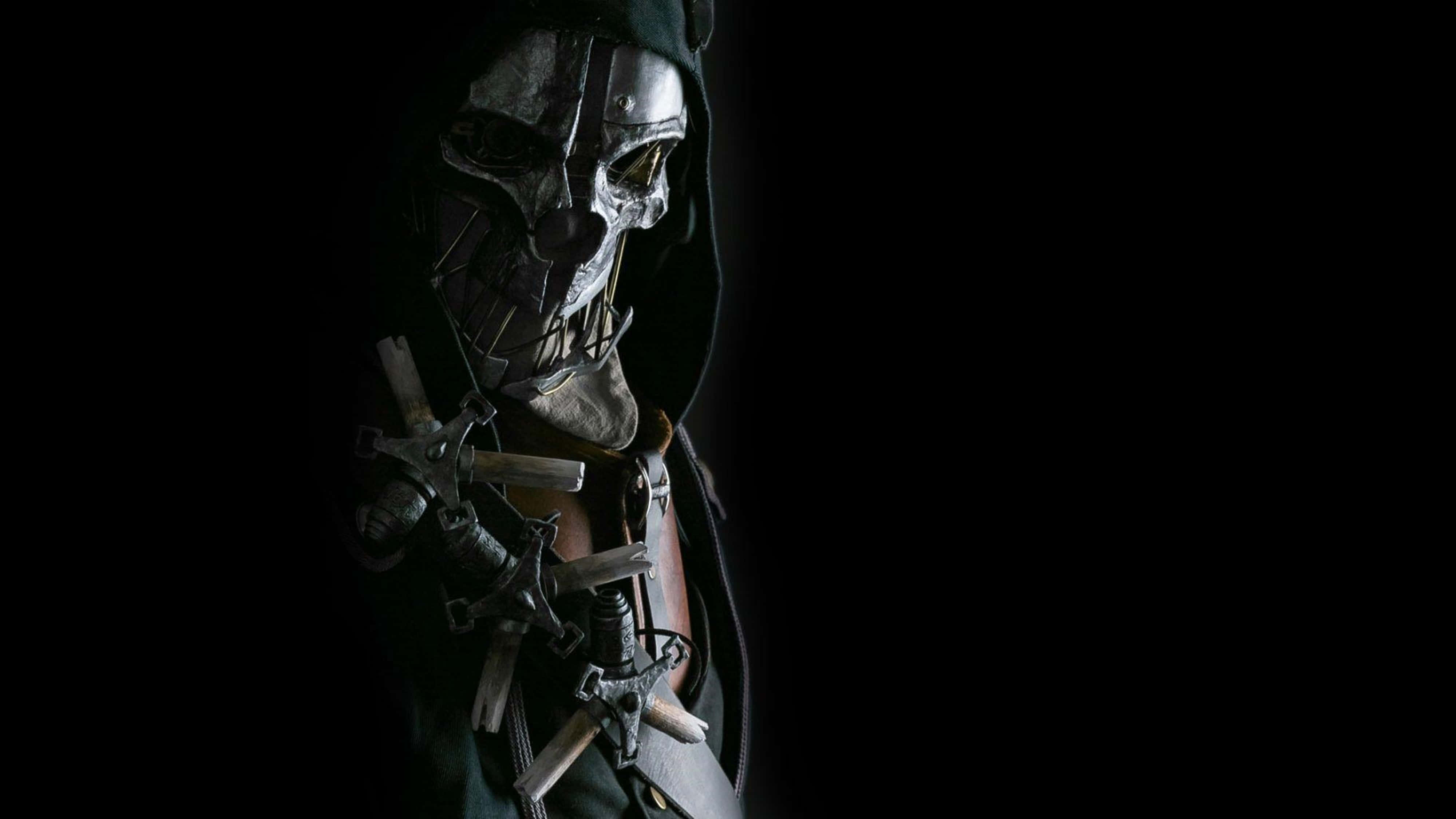 4K《Dishonored》頭像 壁紙 — 一個戴著金屬骷髏面具、手持交叉劍的威脅性兜帽人物，在漆黑的背景上隱約發光。