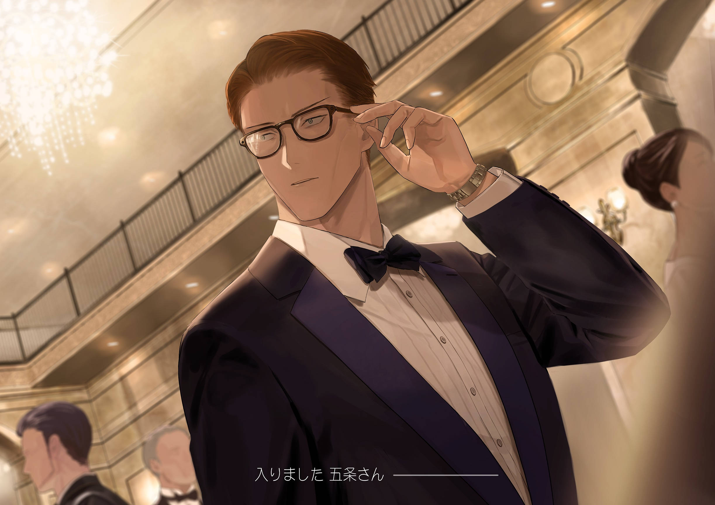 咒術迴戰 4K 伏黑甚爾穿西裝 壁紙 — 一位穿著燕尾服的時尚動漫男子在一個宏偉、燈光溫暖的宴會廳中調整眼鏡，廳內有吊燈和賓客。
