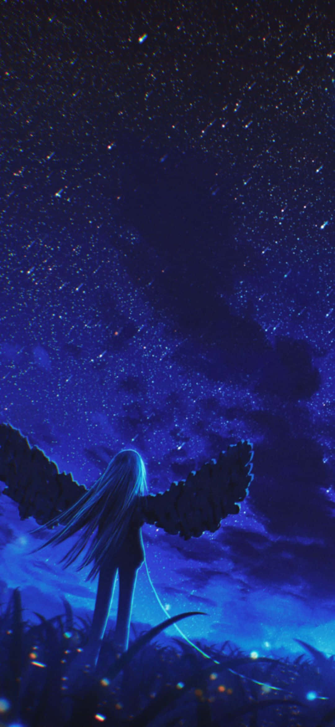 暗夜天使仰望星空 4K 數位藝術 壁紙 — 一個孤獨的長髮有翼人物站在田野中，仰望廣闊的星空夜空，散發著宇宙藍光。