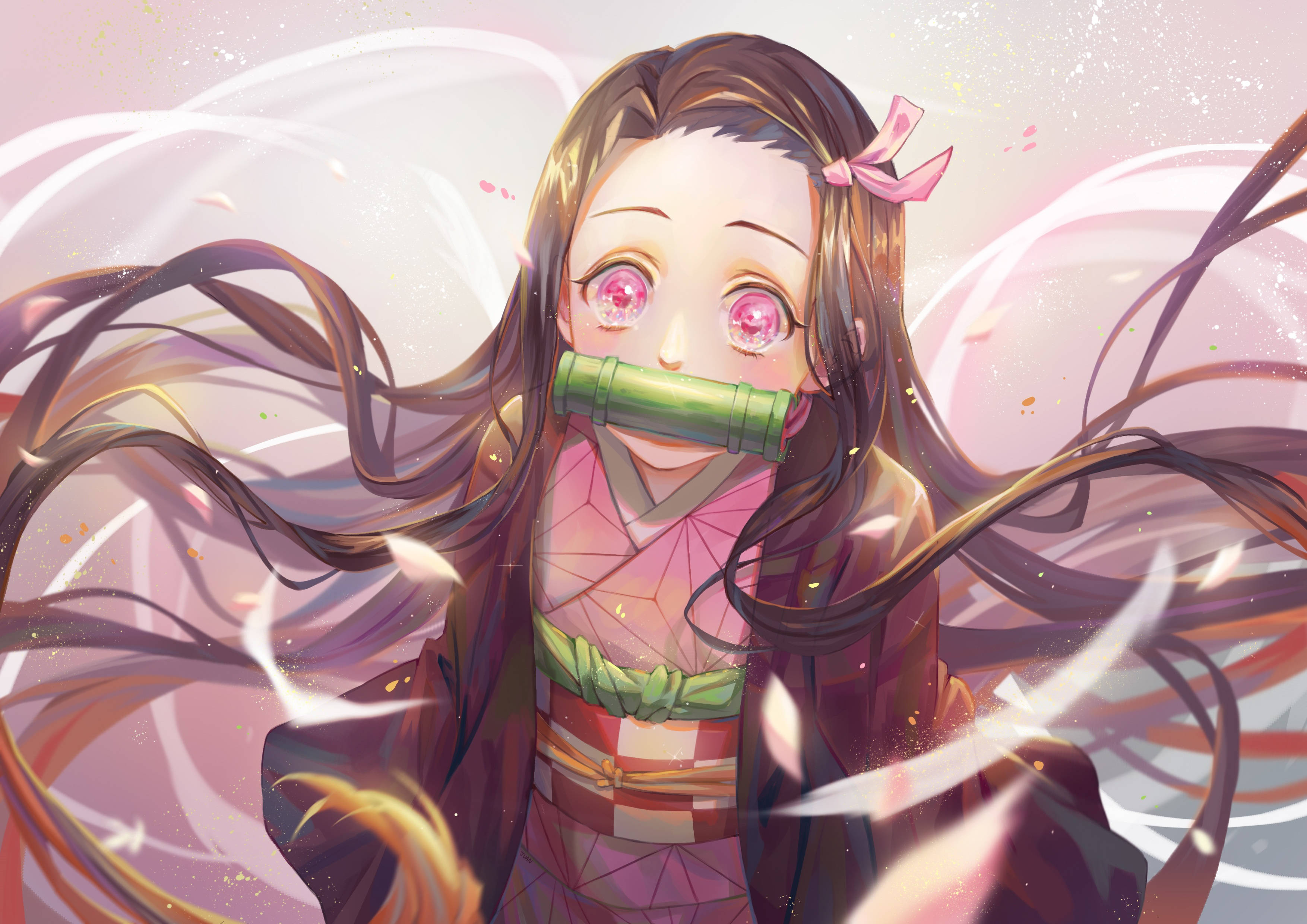 鬼滅之刃 4K 竈門禰豆子·可愛版 壁紙 — 一位充滿活力的動漫女孩，擁有粉紅色的眼睛和飄逸的棕色頭髮，戴著竹製口塞，花瓣在夢幻般的粉紅色薄霧中圍繞她旋轉。