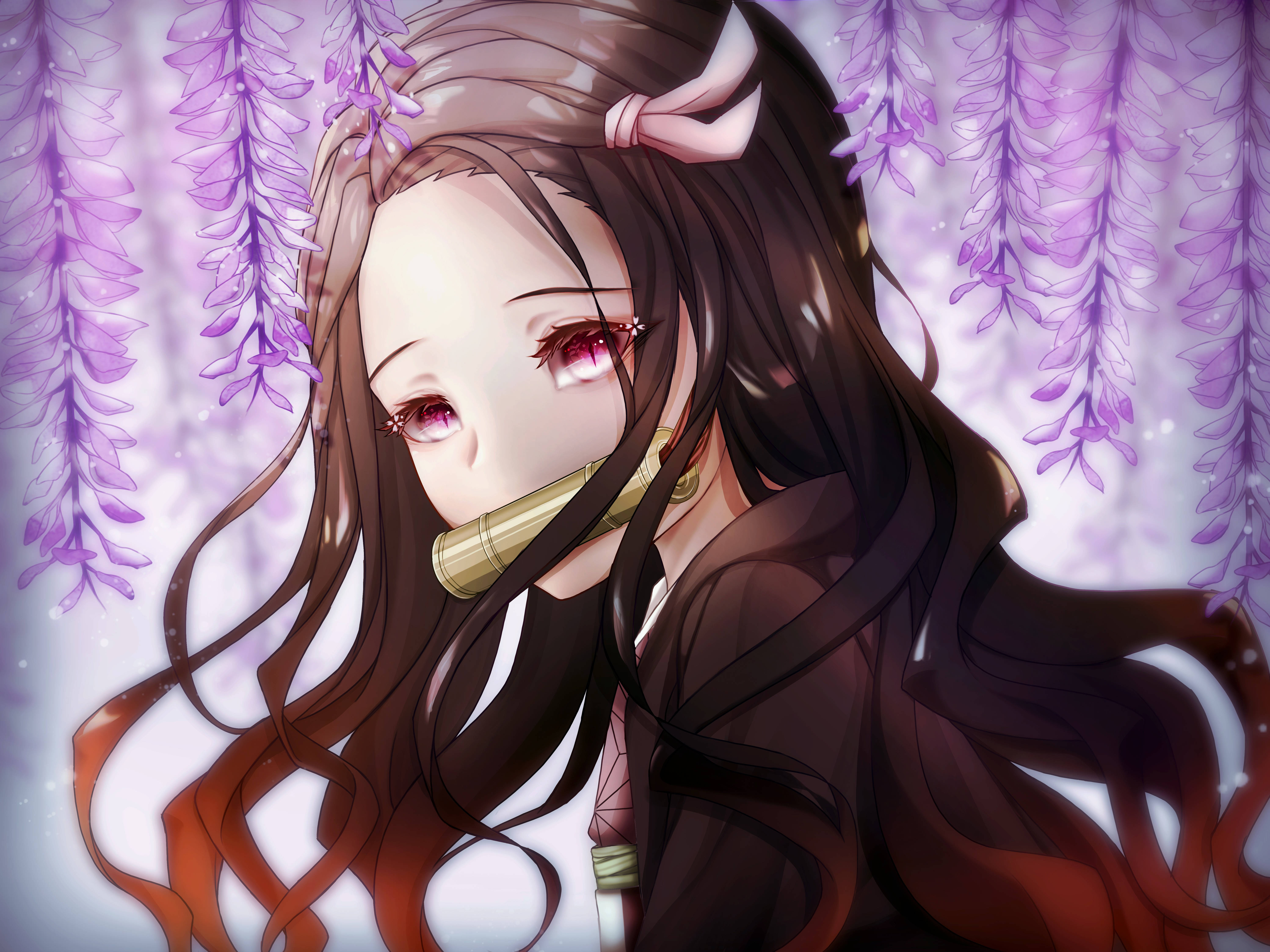 鬼滅之刃 4K 神樂美麗 壁紙 — 長棕髮粉紅眼睛的動漫女孩在柔和紫光下於紫藤花中手持竹笛。