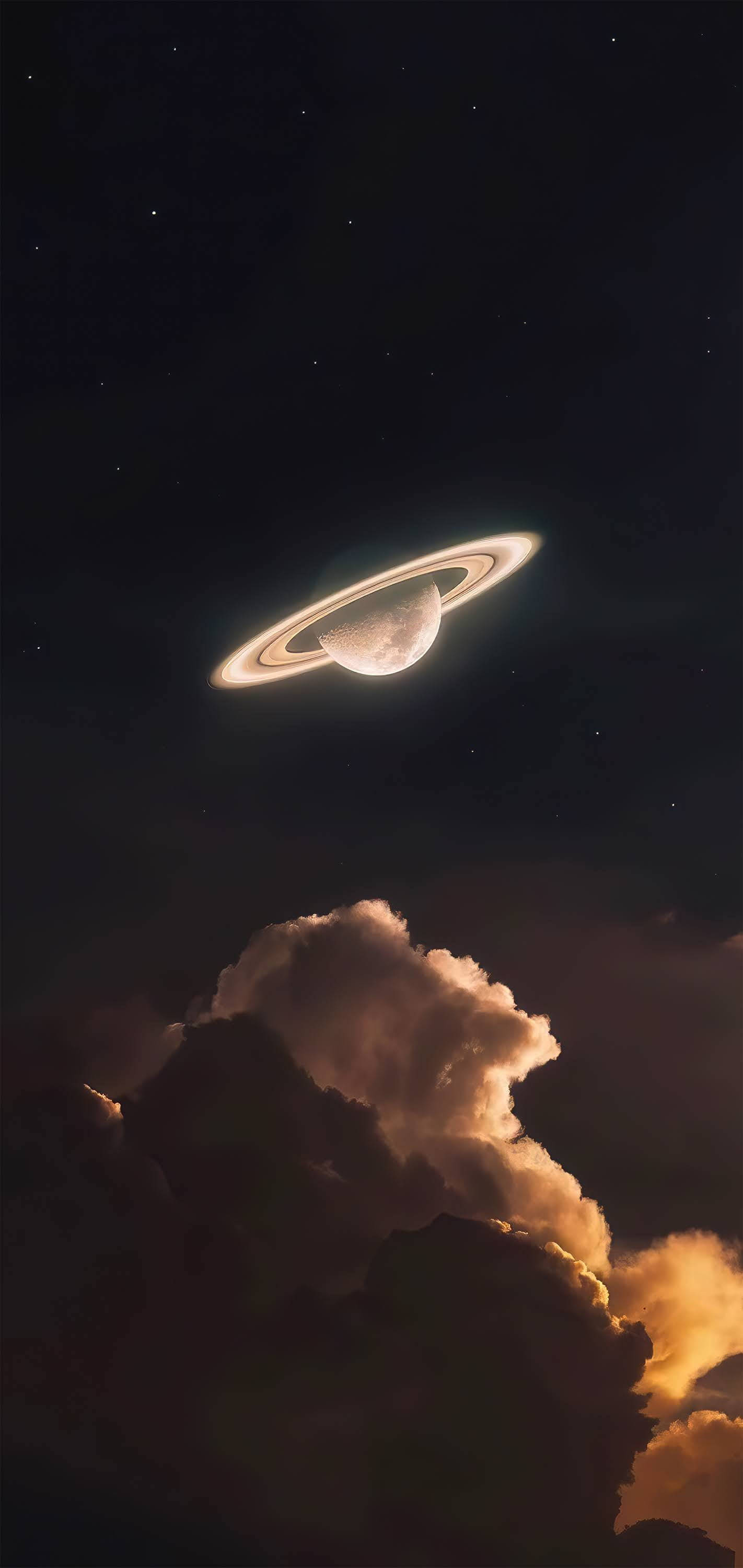 發光的土星 4K 壁紙 — 一顆發光的環狀行星懸浮在戲劇性的金色雲層之上，背景是繁星點點的夜空。