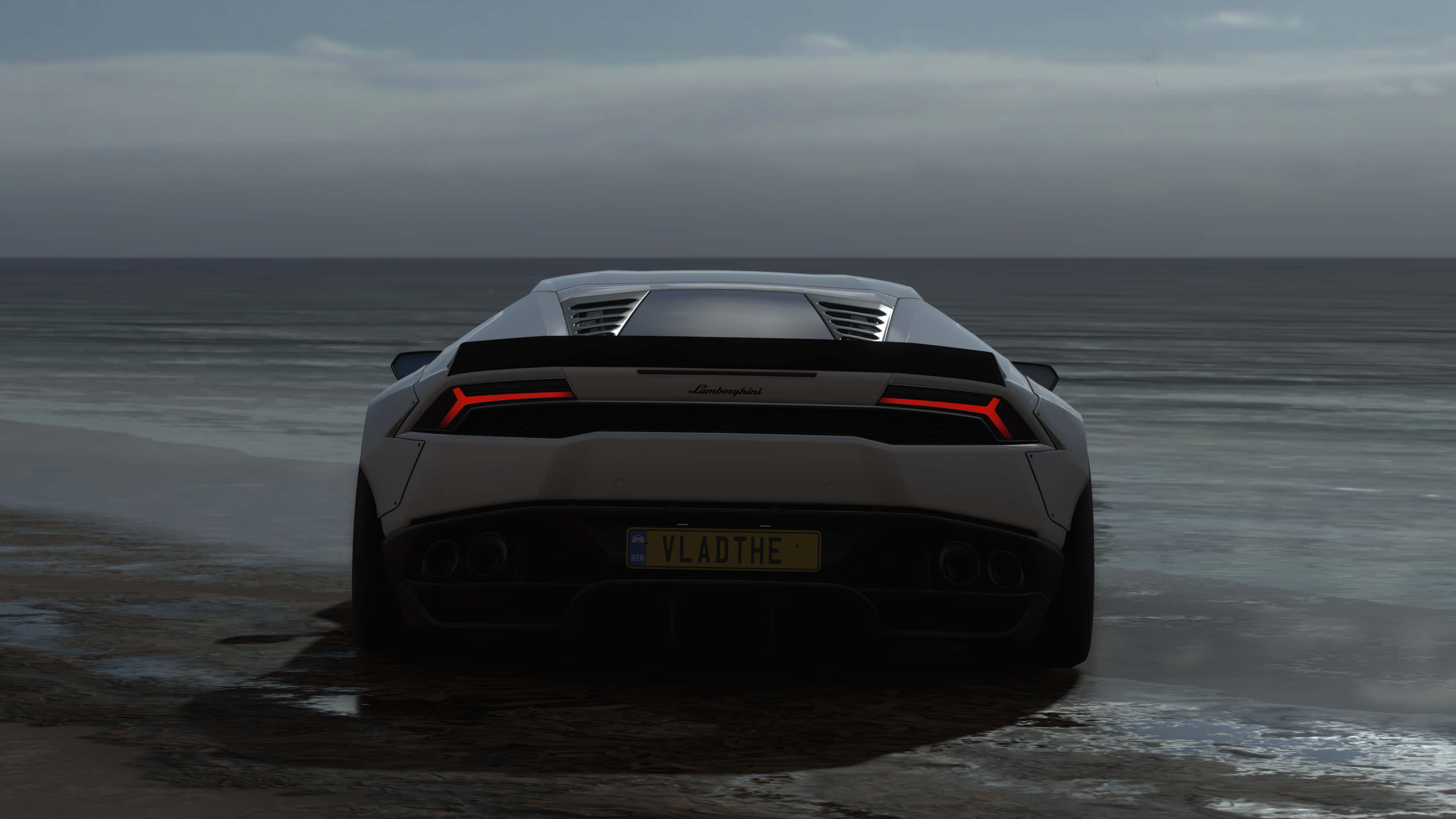 4K Forza Horizon 4 背景：白色 Lamborghini Huracán 壁紙 — 一架白色林寶堅尼Huracán停在濕漉漉的沙灘上，紅色尾燈閃爍，背景是灰色海洋和陰天。