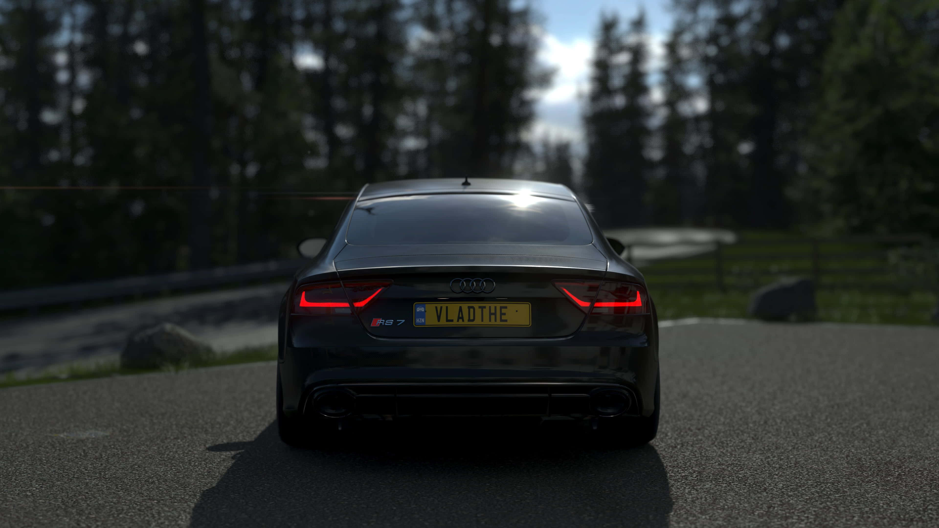 4K《Forza Horizon 4》背景：深灰色奧迪RS7 壁紙 — 一輛時尚的黑色奧迪RS7跑車，帶有發光的紅色尾燈，停在明亮的天空下的森林道路上。