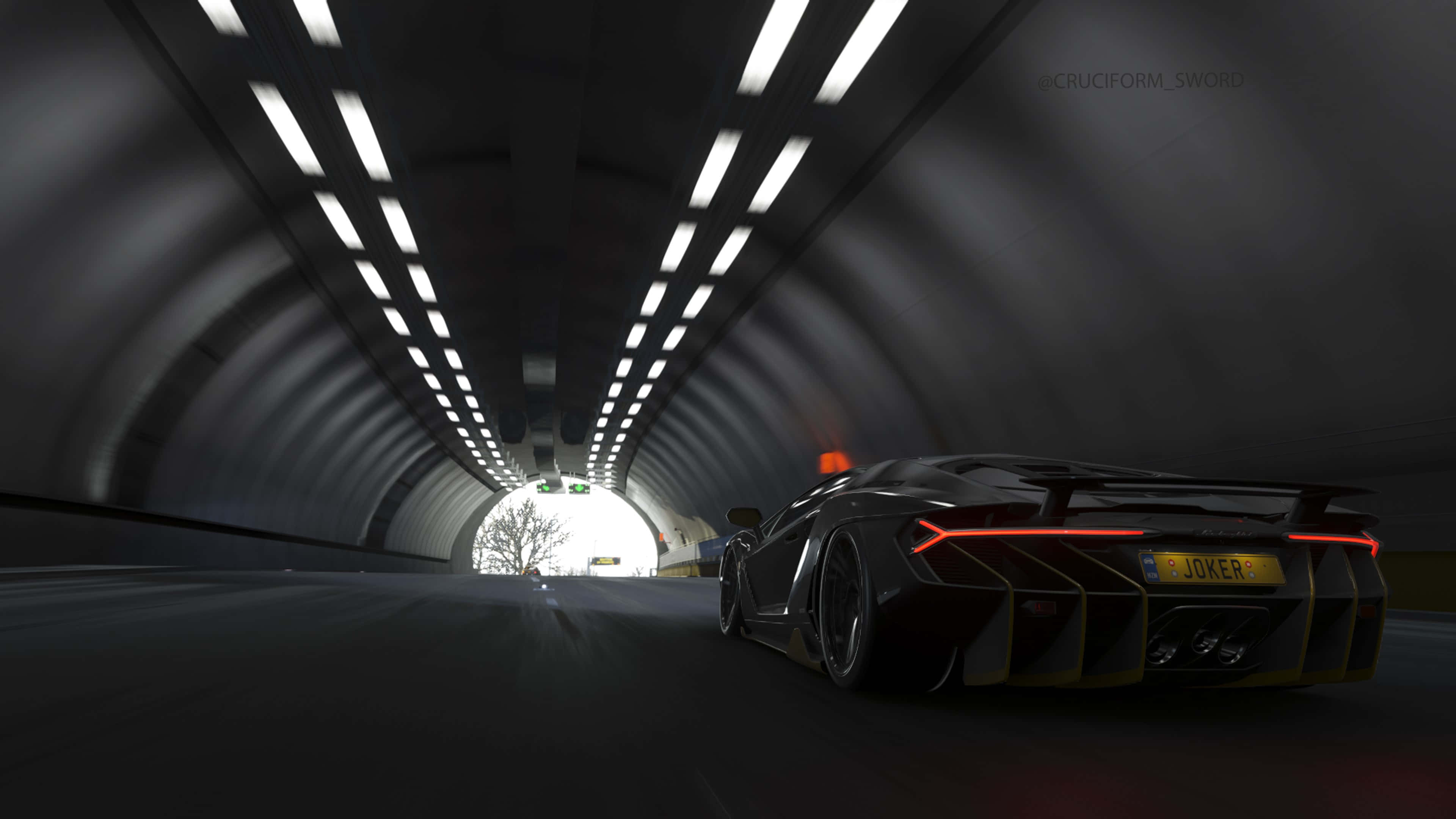 4K《Forza Horizon 4》背景：黑色Lamborghini Centenarió穿過隧道 壁紙 — 一輛時尚的黑色跑車，帶有發光的紅色尾燈，在黑暗的隧道中高速駛向明亮的出口。