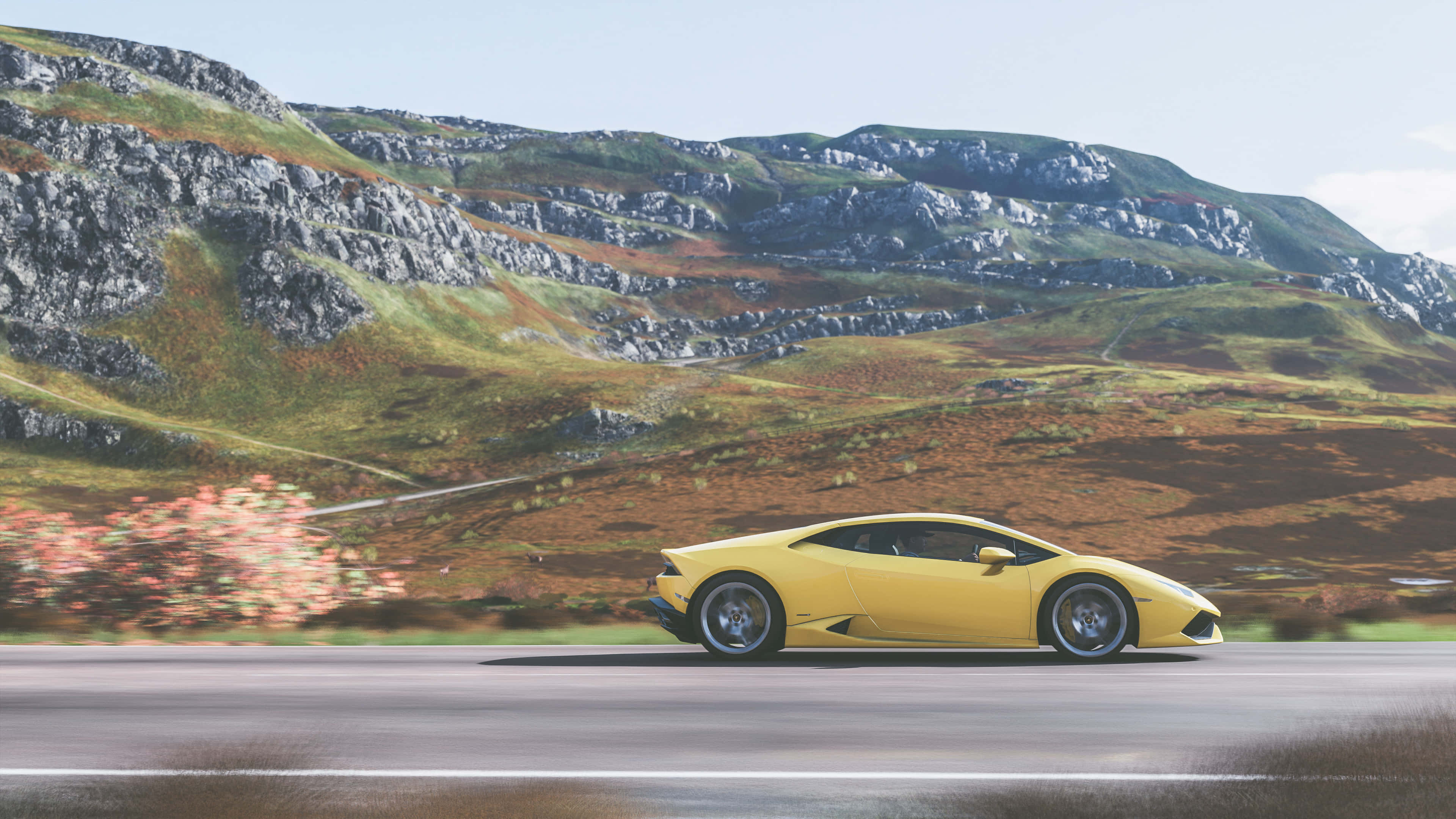 4K《Forza Horizon 4》背景：黃色Huracán EVO 壁紙 — 一輛充滿活力的黃色跑車沿著蜿蜒的山路疾馳，背景是崎嶇的山峰和秋葉。