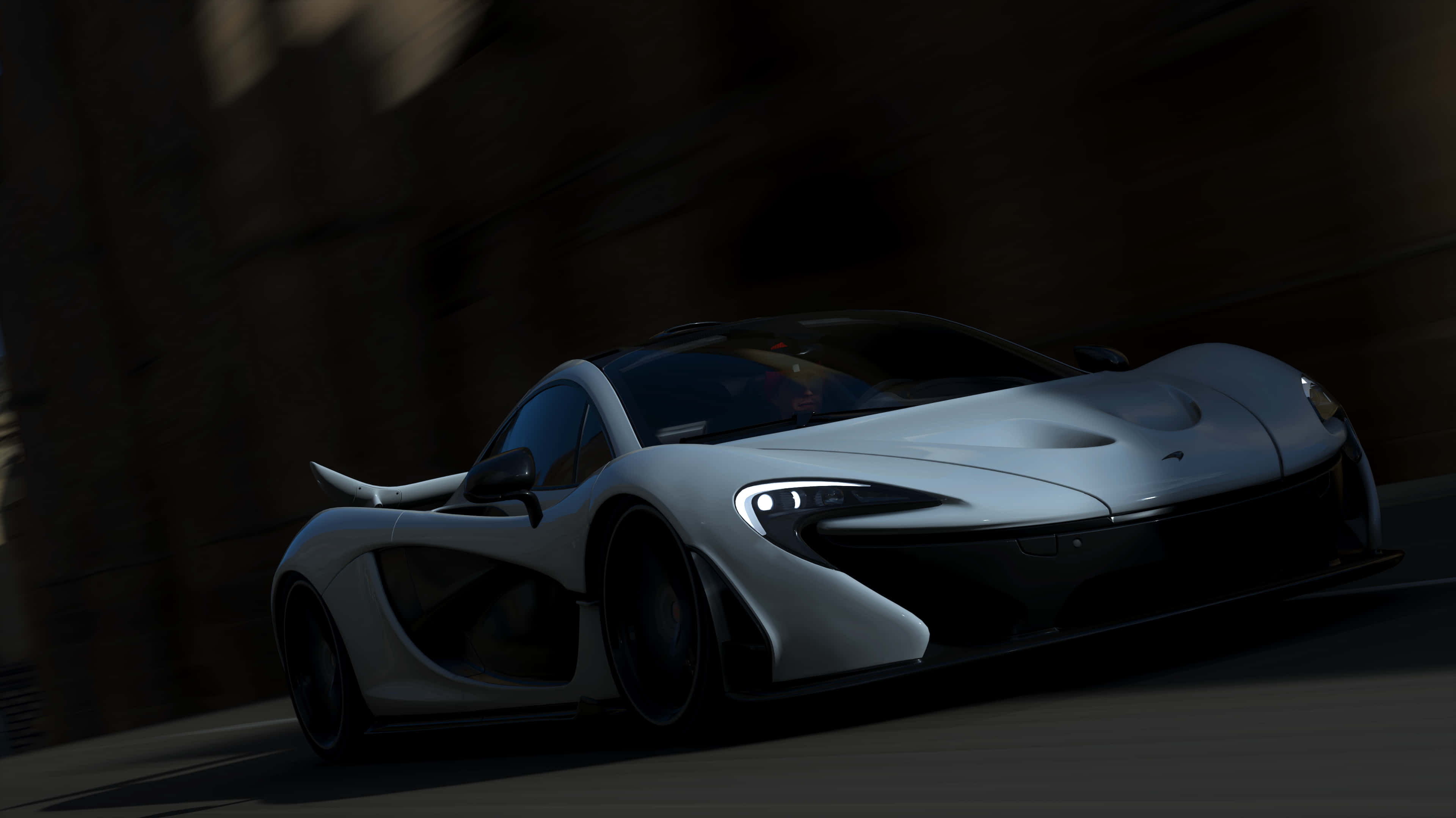 4K Forza Horizon 4 背景 - 白色McLaren P1 壁紙 — 一輛時尚的銀色McLaren P1超級跑車在昏暗的城市隧道中高速行駛，帶有動態模糊效果。