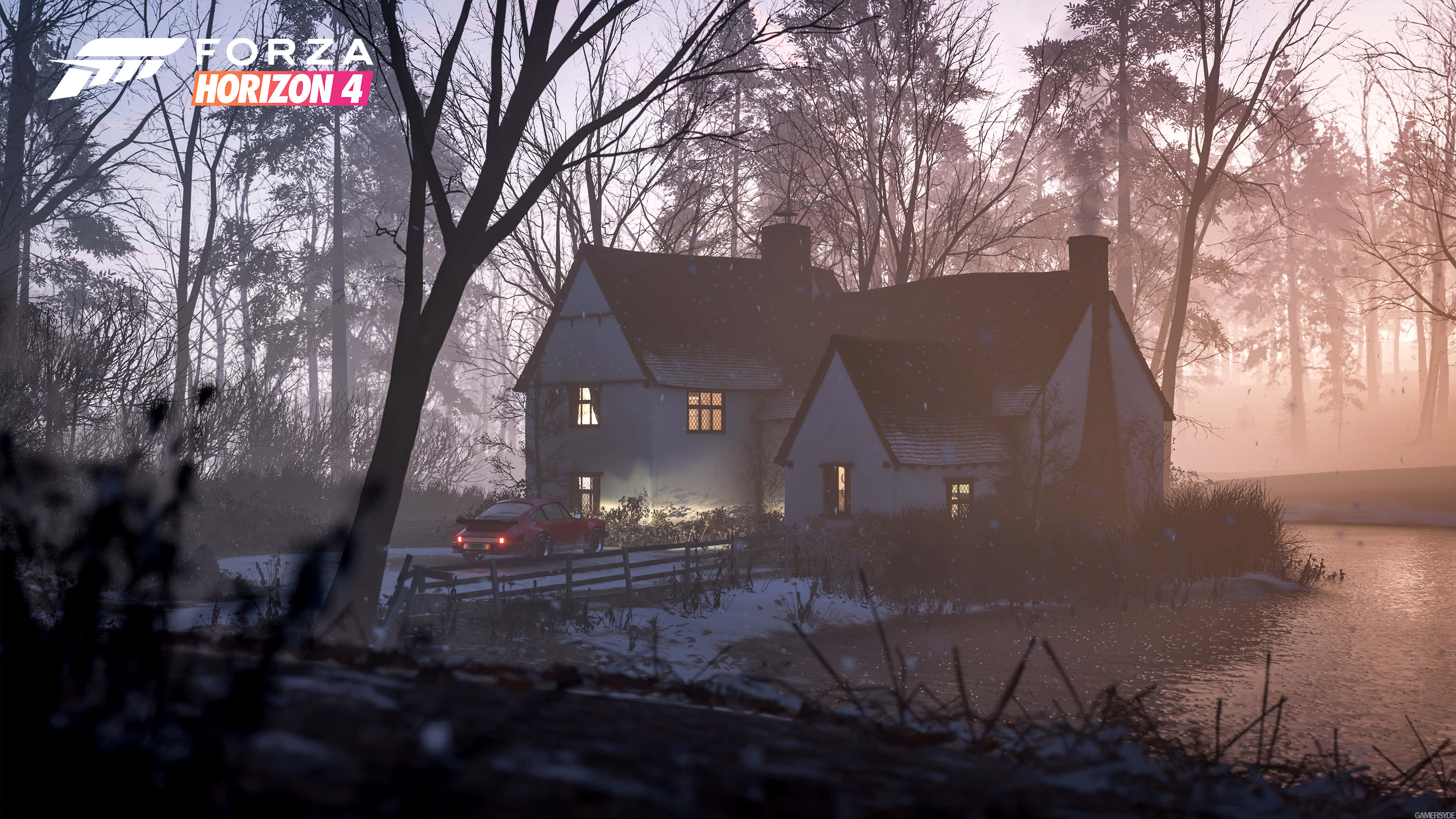 4K《Forza Horizon 4》背景：湖畔別墅 壁紙 — 一輛紅色跑車在黎明時分滑過一間覆蓋著薄雪的小屋，溫暖的燈光透過窗戶閃爍。