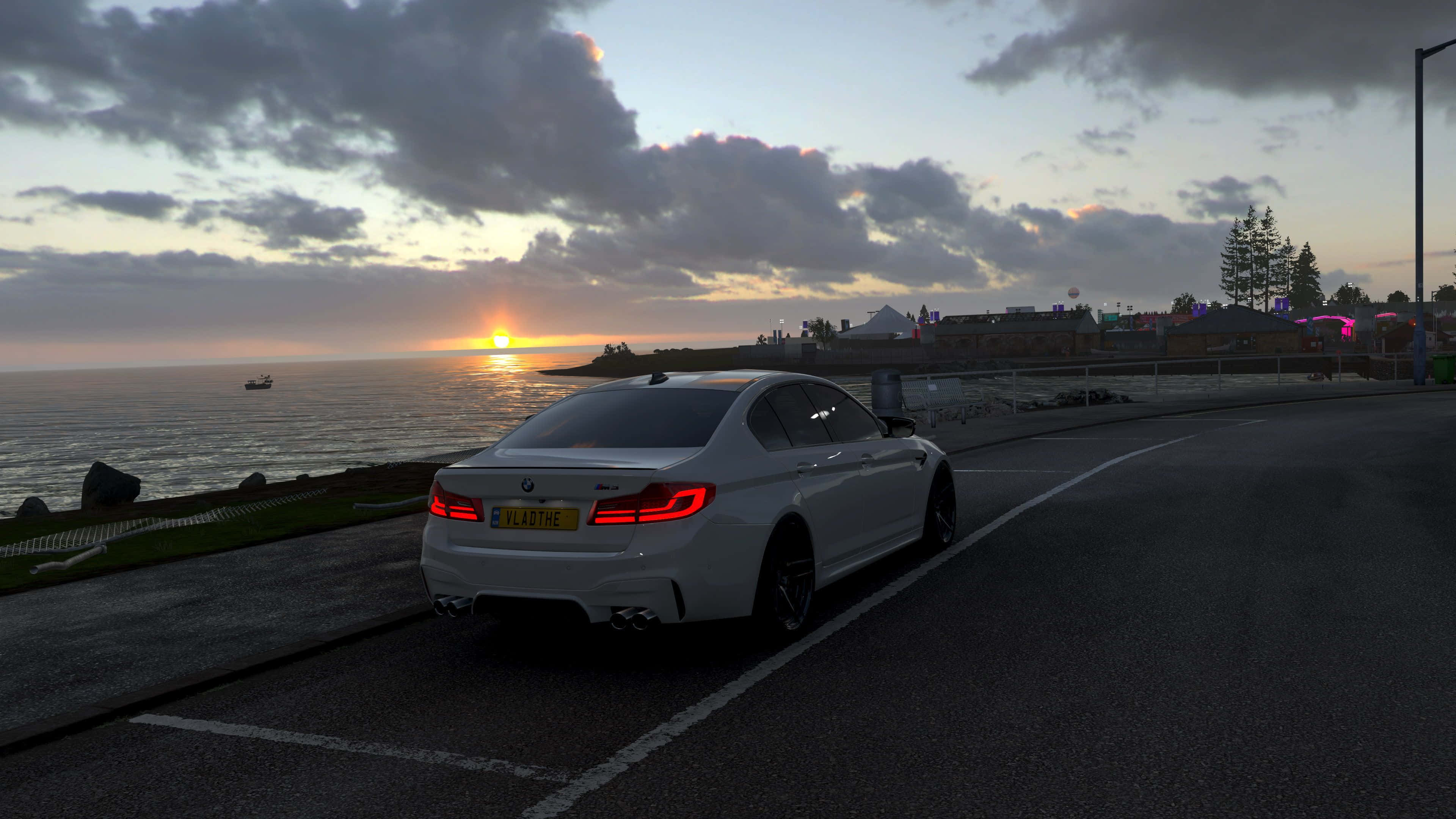 4K Forza Horizon 4 背景 - 白色BMW M5 壁紙 — 一輛白色BMW M5房車在日落時分沿海岸道路行駛，紅色尾燈閃爍，地平線上有船隻。