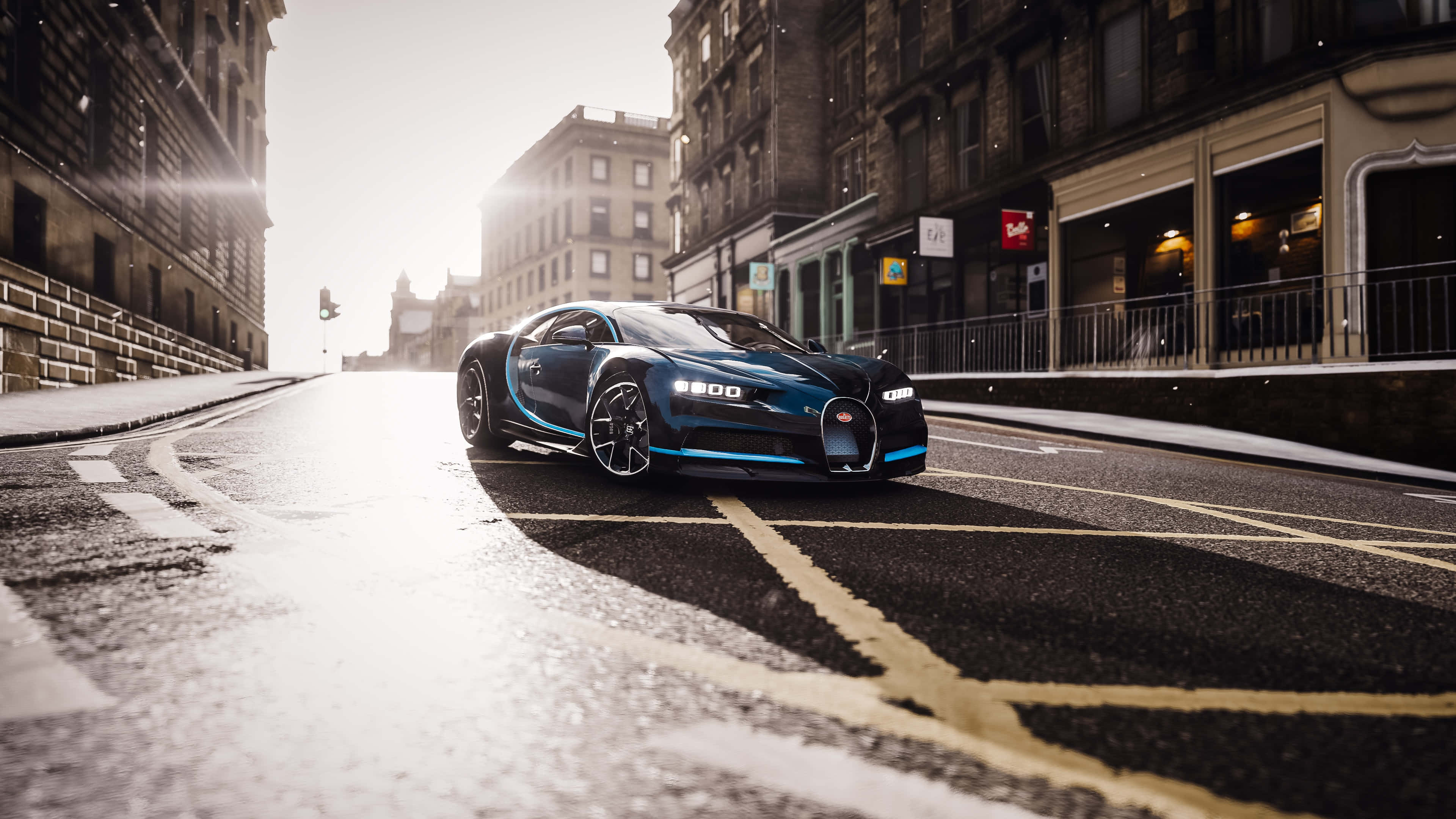 4K Forza Horizon 4 背景：深藍色 Bugatti Chiron 壁紙 — 一輛時尚的藍色Bugatti Chiron在日出時分沿著濕漉漉的城市街道飛馳，兩旁是歷史建築。