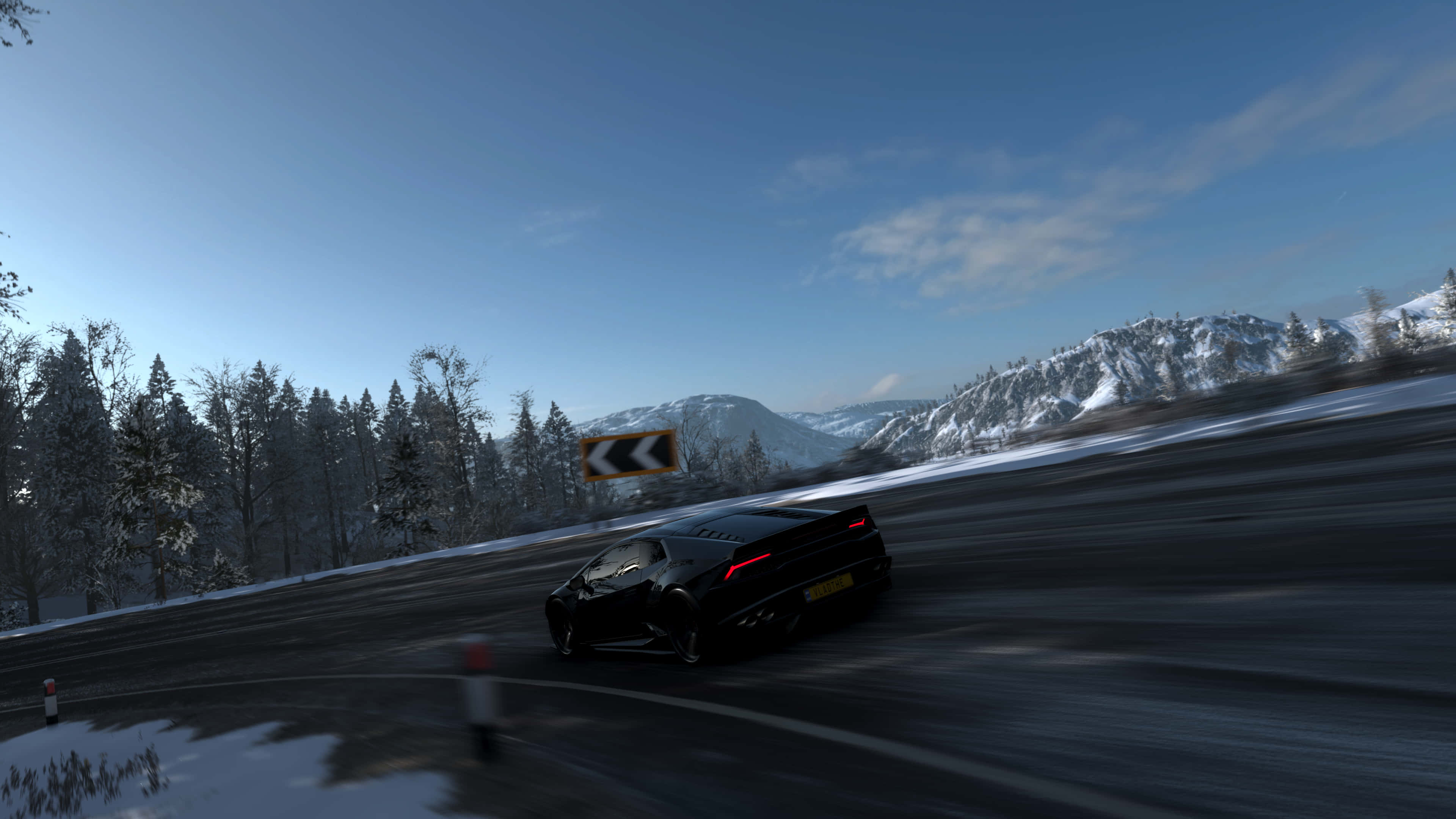 4K Forza Horizon 4 背景：黑色 Bugatti 行駛於道路 壁紙 — 一輛黑色跑車在晴朗藍天下，沿著松樹成行的道路，在積雪的山彎上飄移。