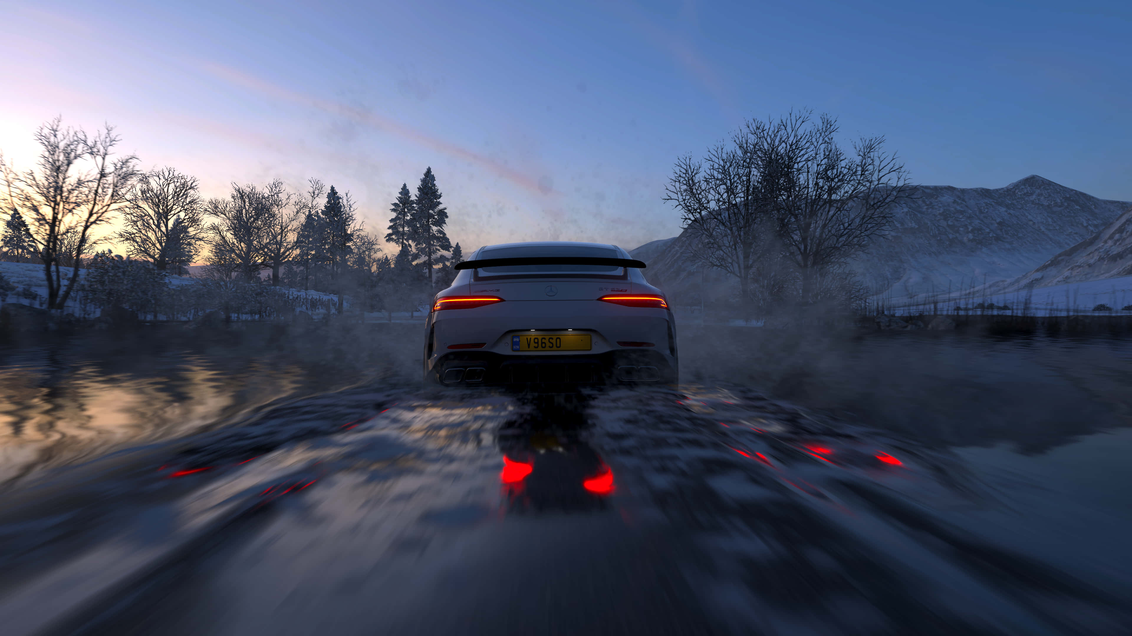4K Forza Horizon 4 背景：白色 Porsche 911 GT2 壁紙 — 一架時尚的銀色跑車在黃昏時分疾馳穿過雪景，紅色尾燈反射在冰冷的水面上。