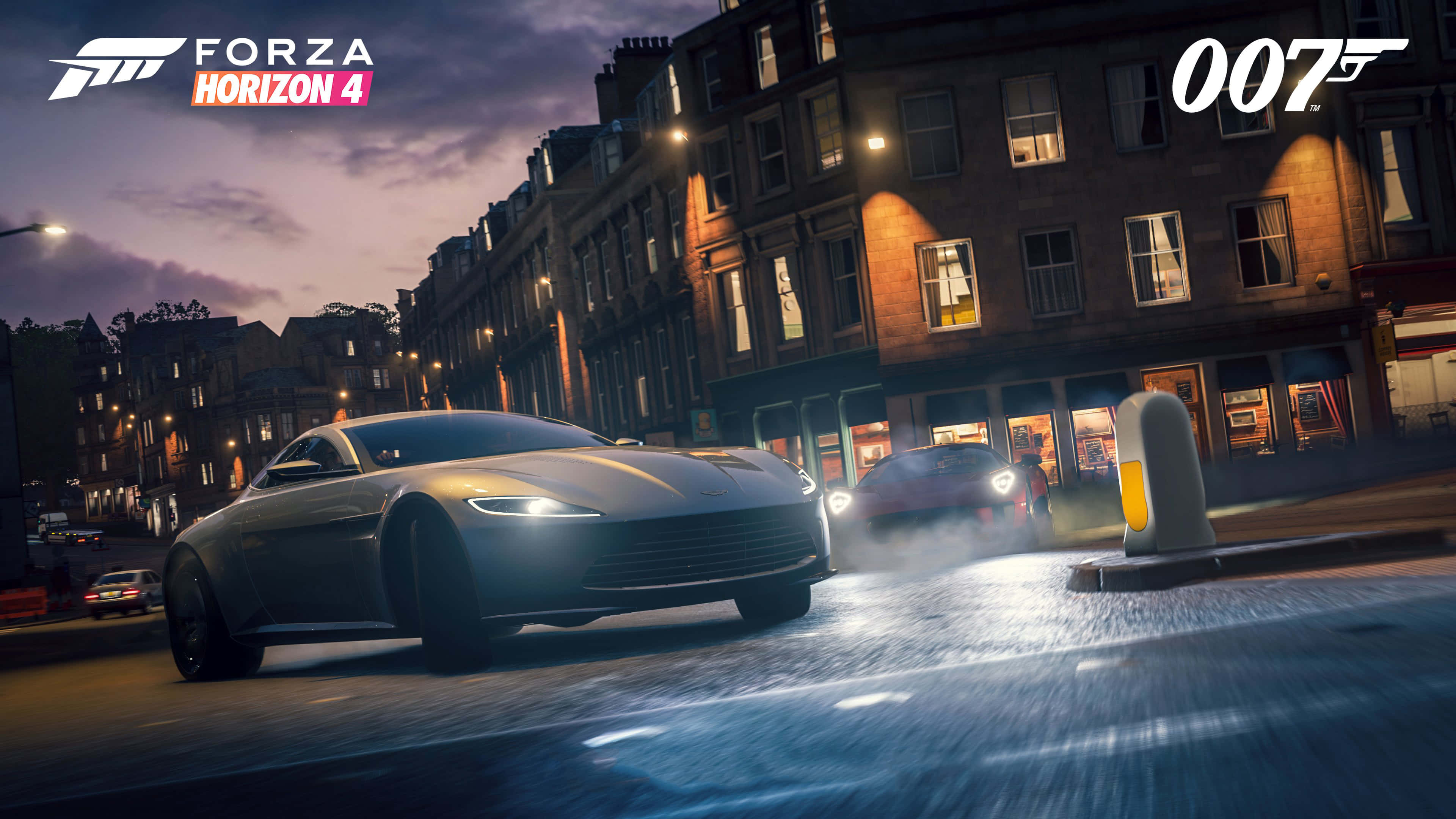 4K《Forza Horizon 4》背景：金色阿斯頓·馬丁DB10 壁紙 — 一輛時尚的銀色跑車在黃昏時分駛過濕漉漉的城市街道，車頭燈閃爍，後面跟著一輛紅色汽車。
