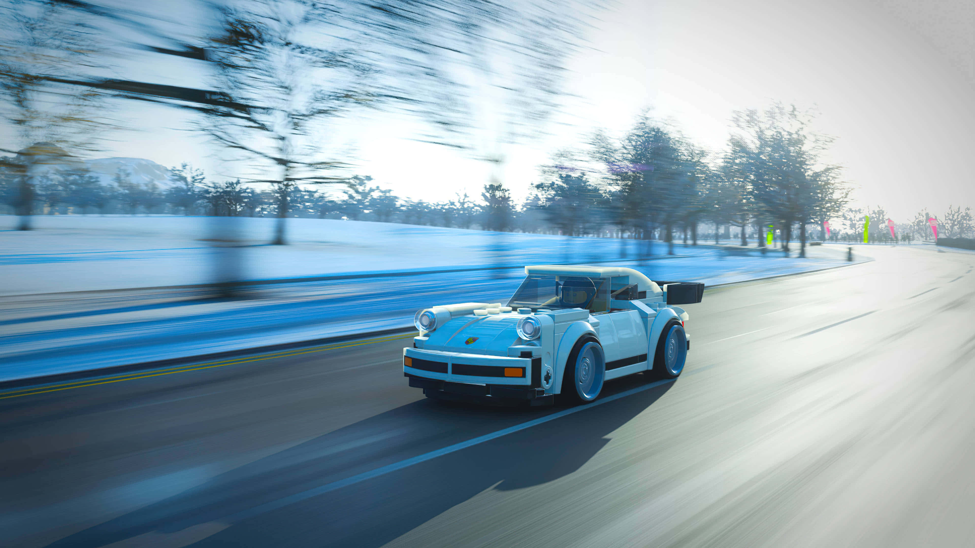 4K《Forza Horizon 4》背景：淺藍色樂高1974款保時捷911 Turbo 3.0 壁紙 — 一輛淺藍色復古跑車在雪路上疾馳，背景是模糊的冬季樹木和遠山。