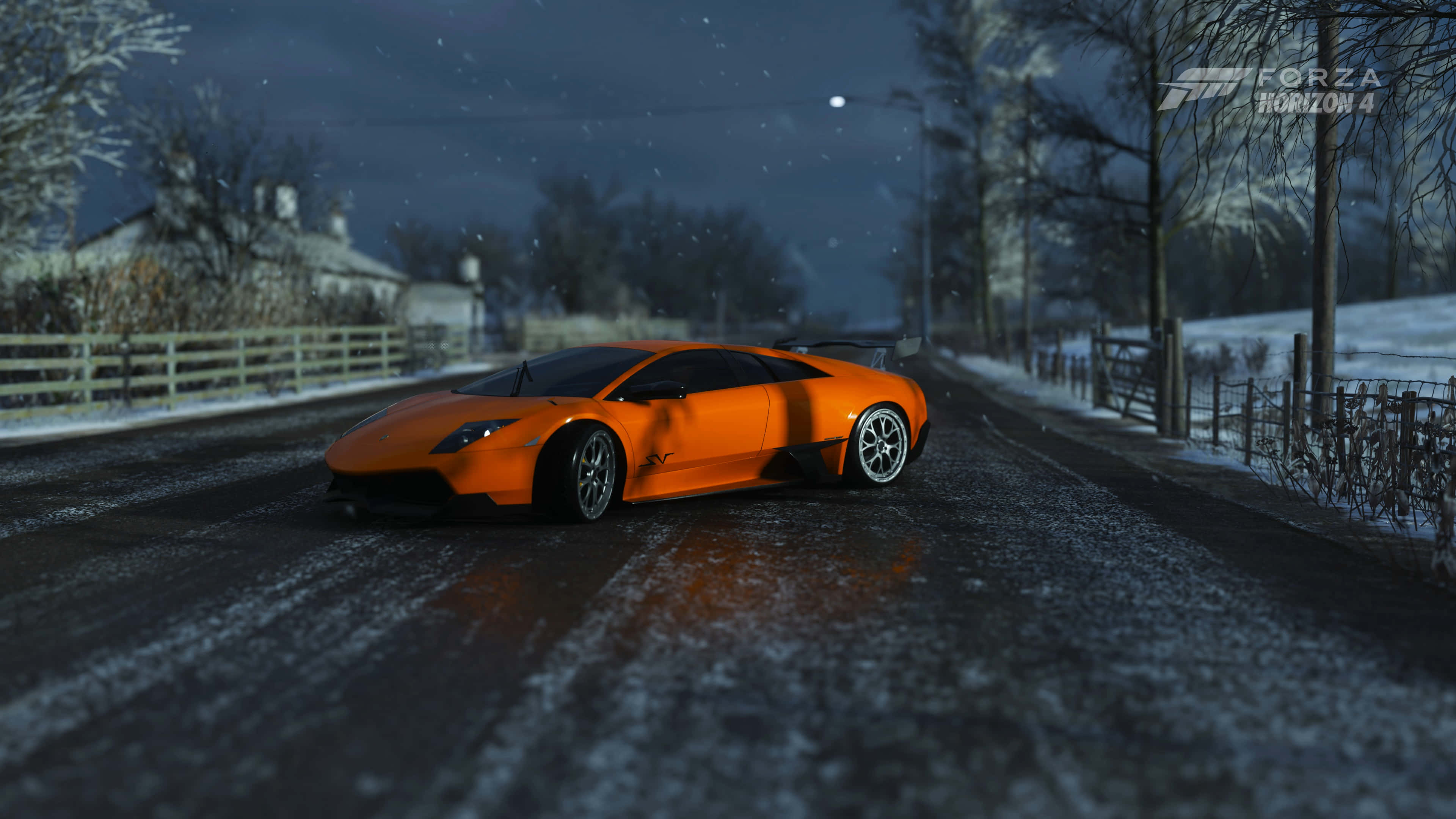 4K《Forza Horizon 4》背景：橙色蘭博基尼Murciélago 壁紙 — 一輛充滿活力的橙色跑車在月光照耀的冬夜中，沿著積雪的鄉村道路行駛，雪花飄落。