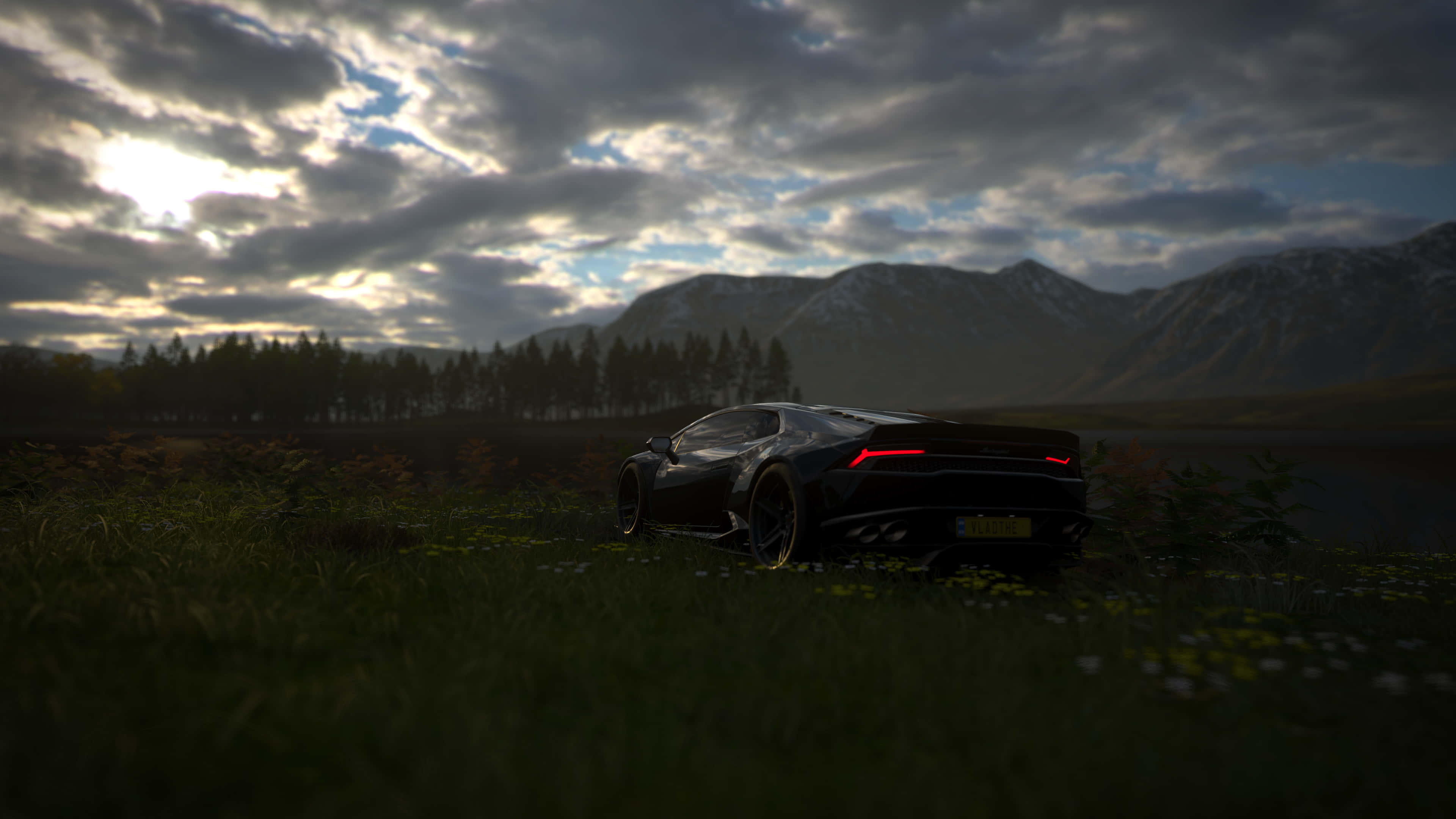 4K Forza Horizon 4 背景：黑色 Chevrolet Camaro 壁紙 — 一架時尚黑色跑車在黃昏時分停泊在草地上，背景是白雪覆蓋的山脈和多雲的天空。