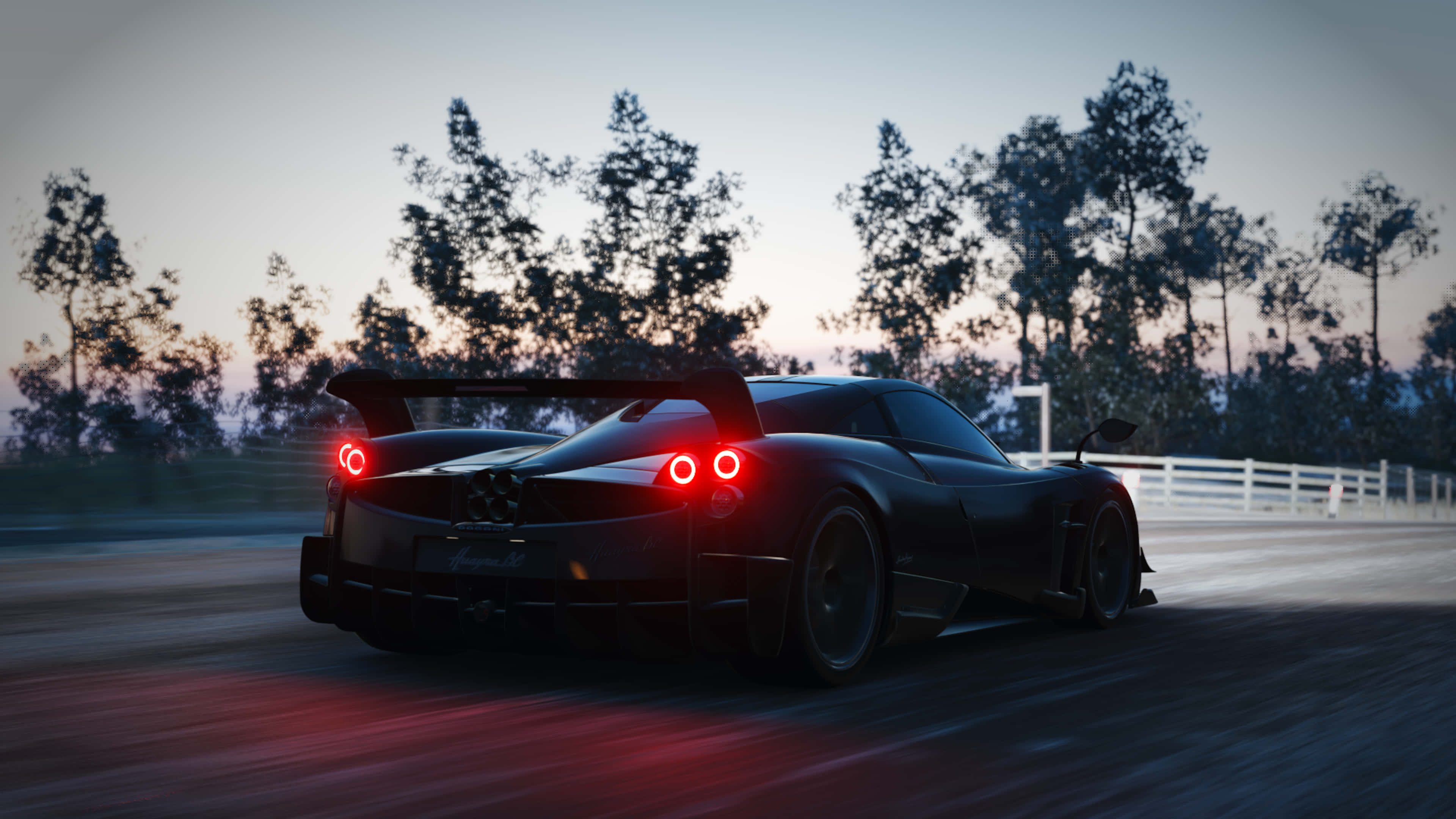 4K Forza Horizon 4 背景：黑色 Pagani 壁紙 — 一輛時尚的黑色跑車，帶有發光的紅色尾燈，在黃昏時分沿著道路疾馳，背景有樹木。