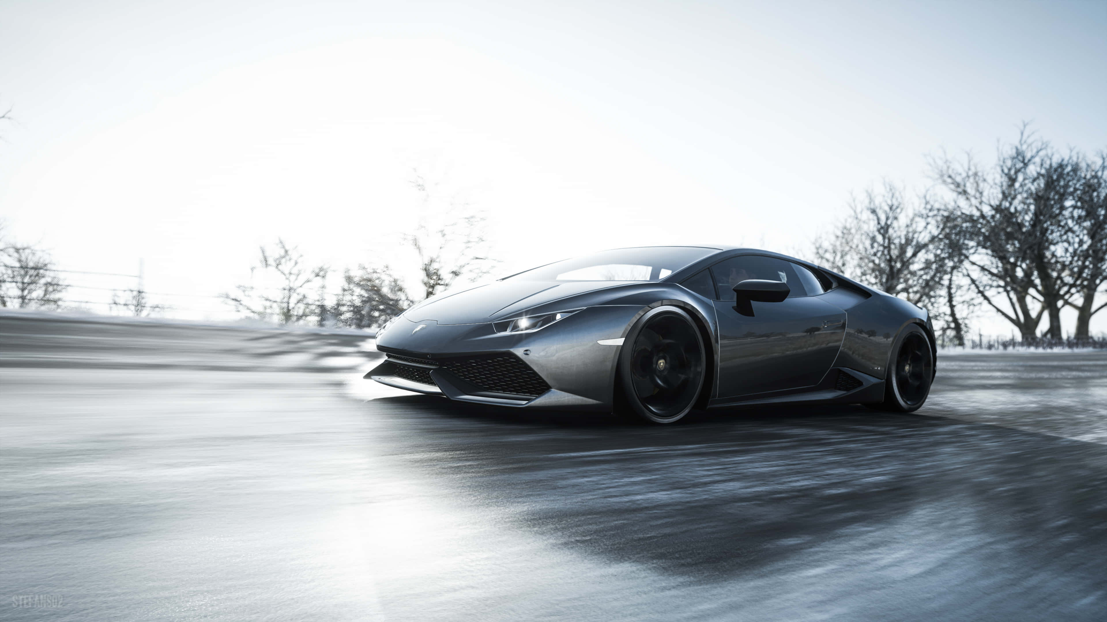 4K《Forza Horizon 4》背景：灰色蘭博基尼Huracán 壁紙 — 一輛時尚的銀色跑車在潮濕的道路上行駛，帶有模糊的動感，光禿的樹木和積雪暗示著冬天。