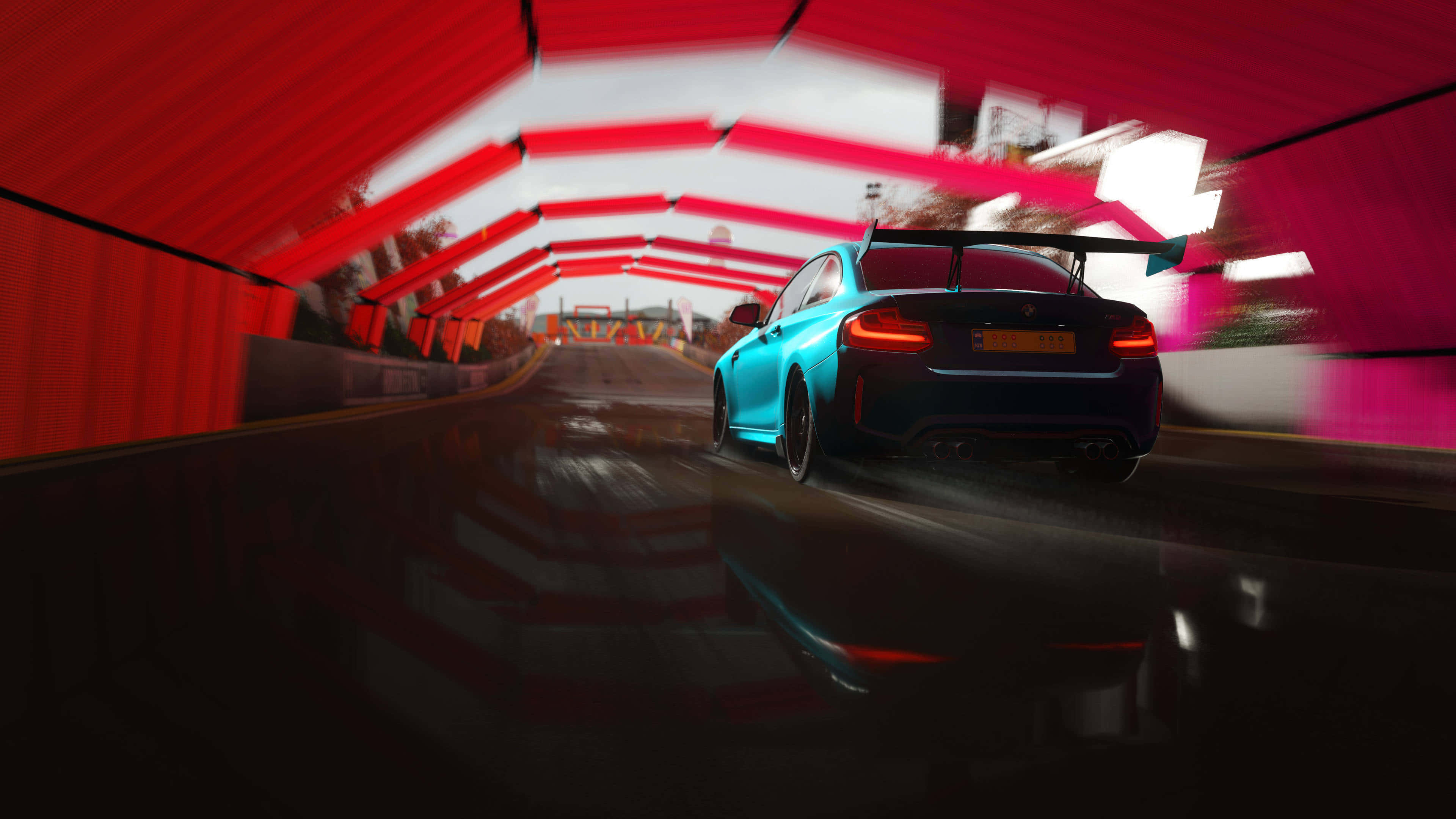 4K《Forza Horizon 4》背景：淺藍色跑車 壁紙 — 一輛青色跑車在充滿活力的紅色隧道中高速行駛，帶有動態模糊和發光的尾燈。