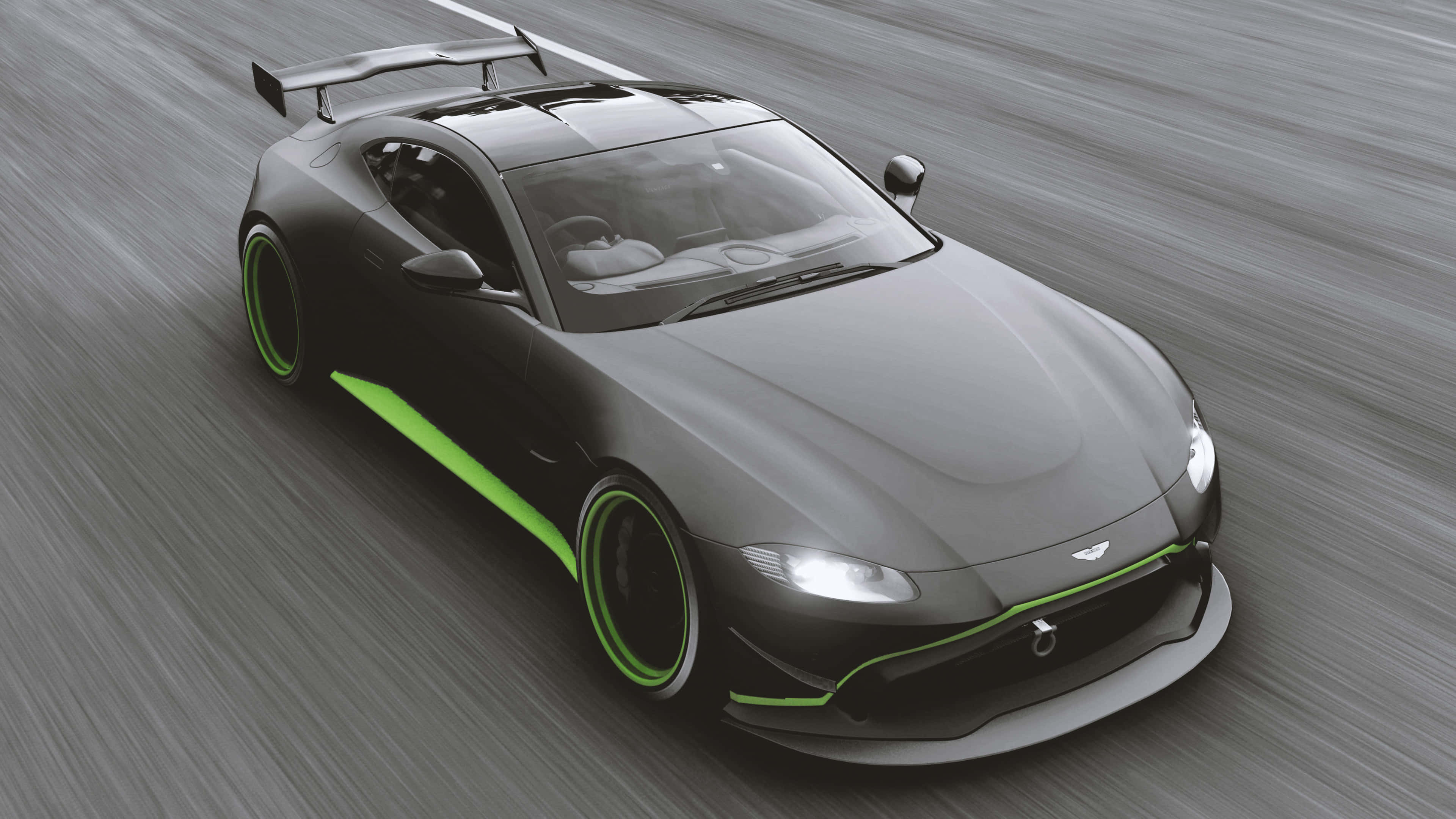 4K《Forza Horizon 4》背景：黑色阿斯頓·馬丁5K 壁紙 — 一輛時尚的灰色 Aston Martin 跑車帶有鮮綠色點綴，在模糊的瀝青路上奔馳。